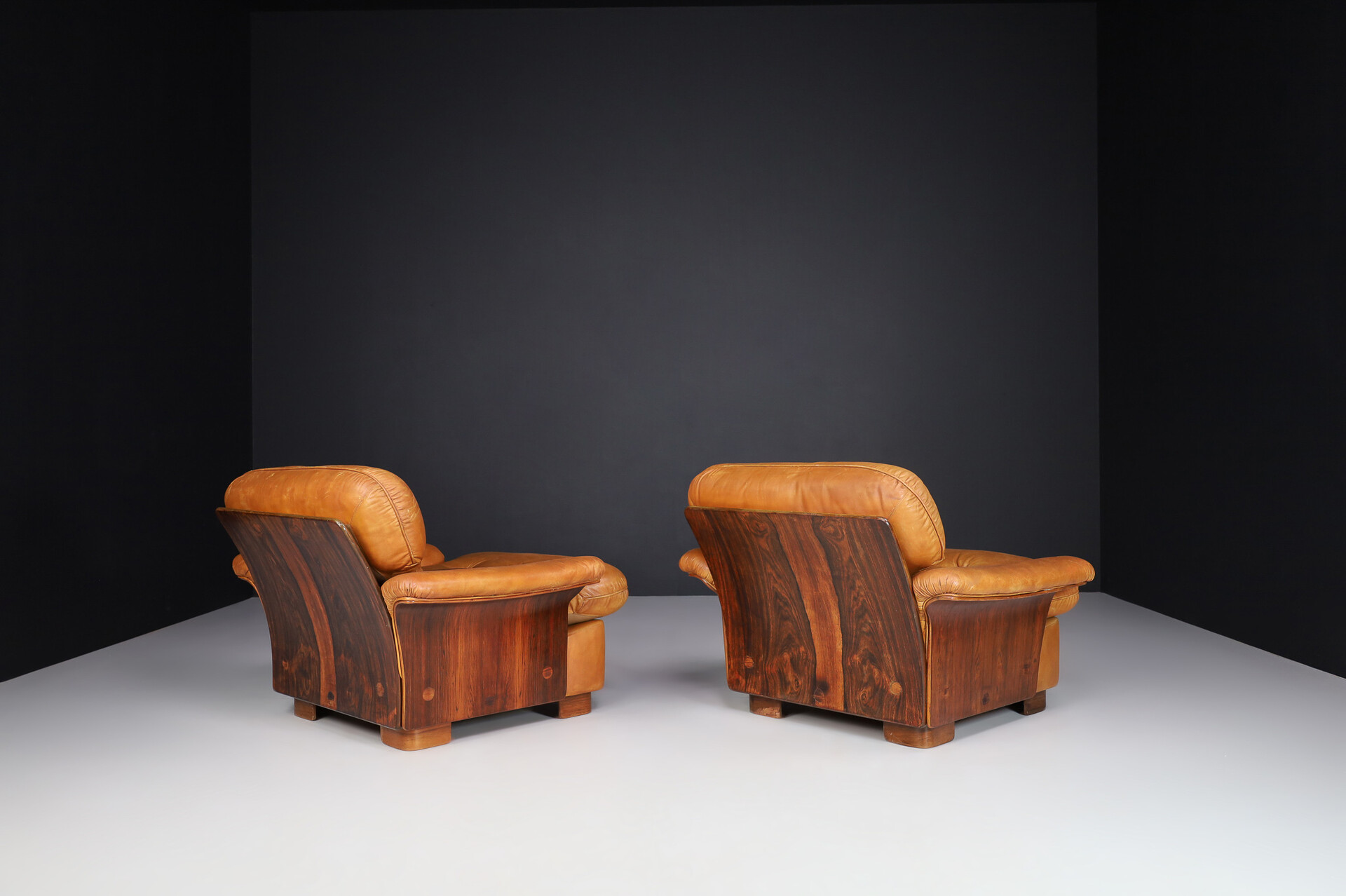 Mid century modern Lounge chairs In Cognac Leather And Bentwood, Italy 1960s Mid-20th century