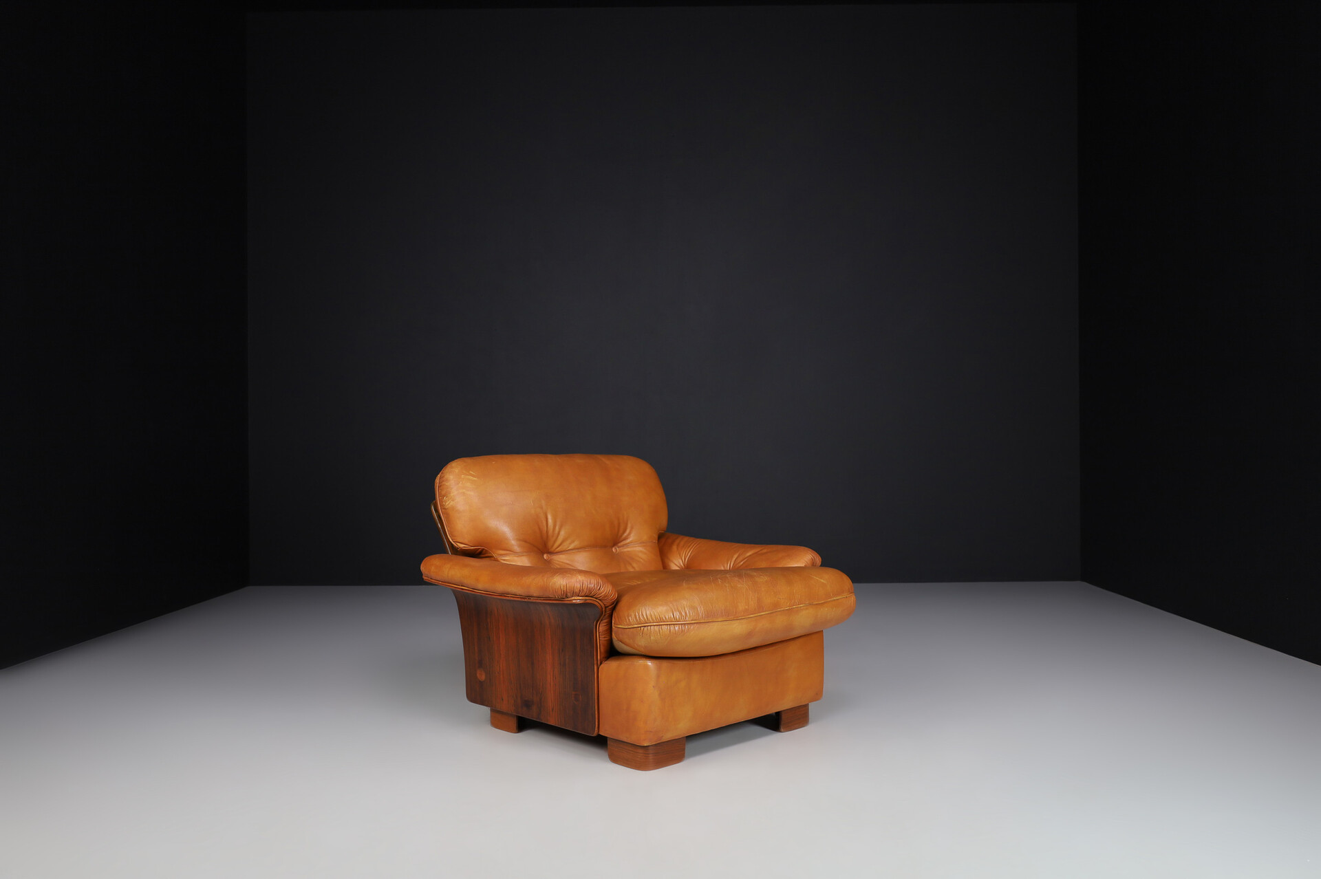 Mid century modern Lounge chairs In Cognac Leather And Bentwood, Italy 1960s Mid-20th century