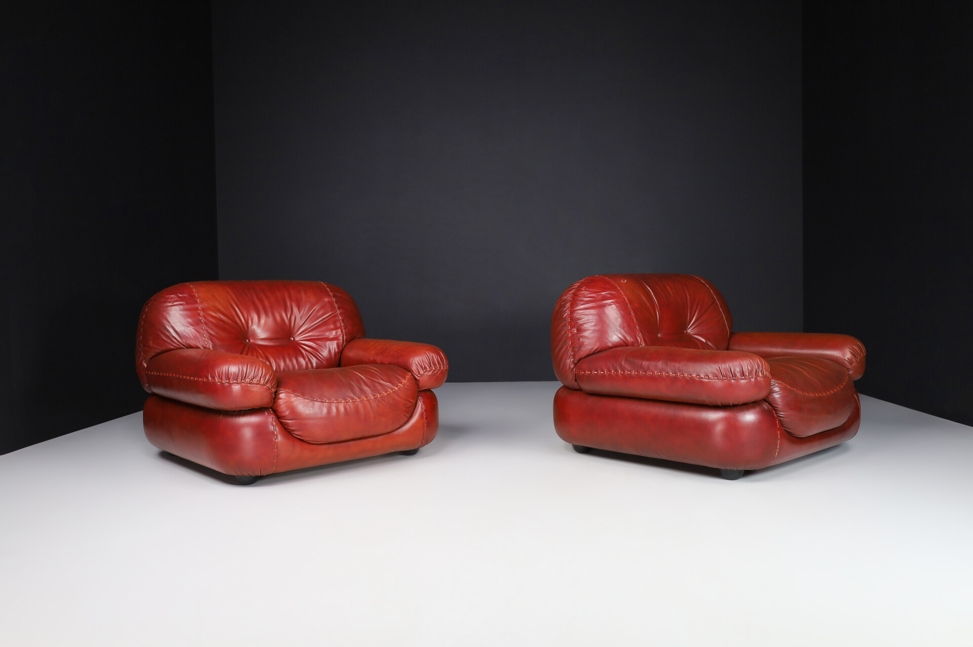 Mid century modern Lounge Chairs in Leather by Sapporo for Mobil Girgi, Italy 1970 Late-20th century