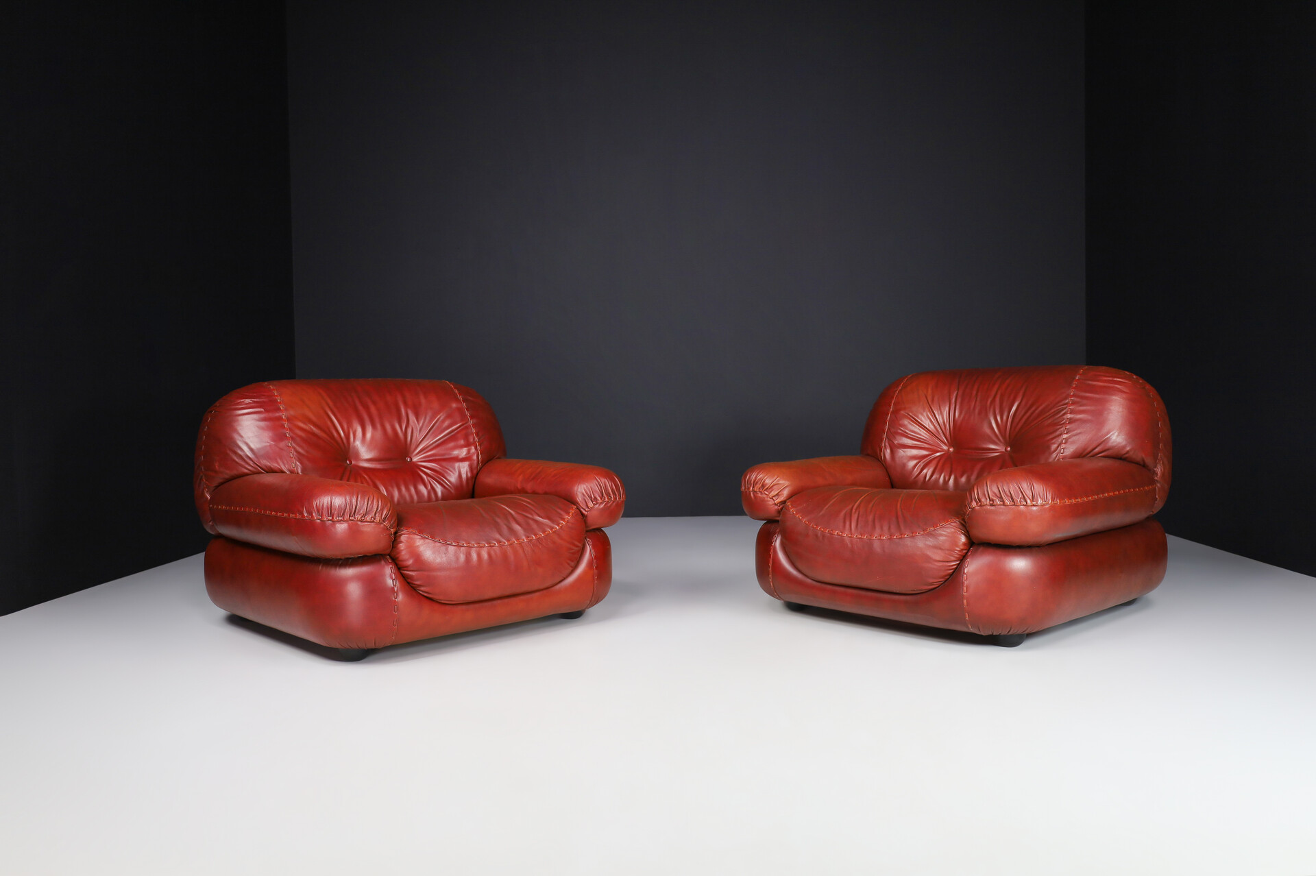 Mid century modern Lounge Chairs in Leather by Sapporo for Mobil Girgi, Italy 1970 Late-20th century