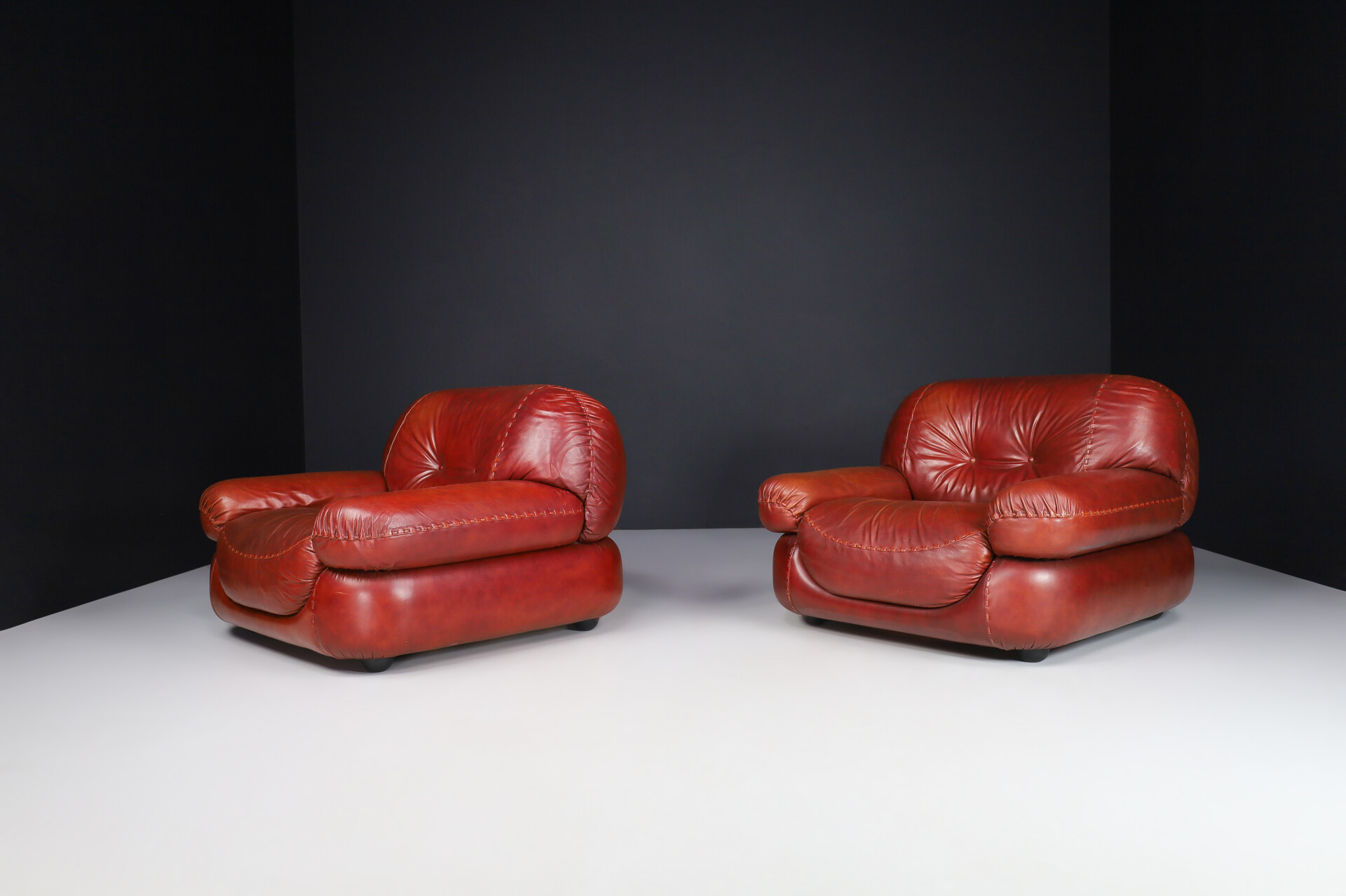 Mid century modern Lounge Chairs in Leather by Sapporo for Mobil Girgi, Italy 1970 Late-20th century
