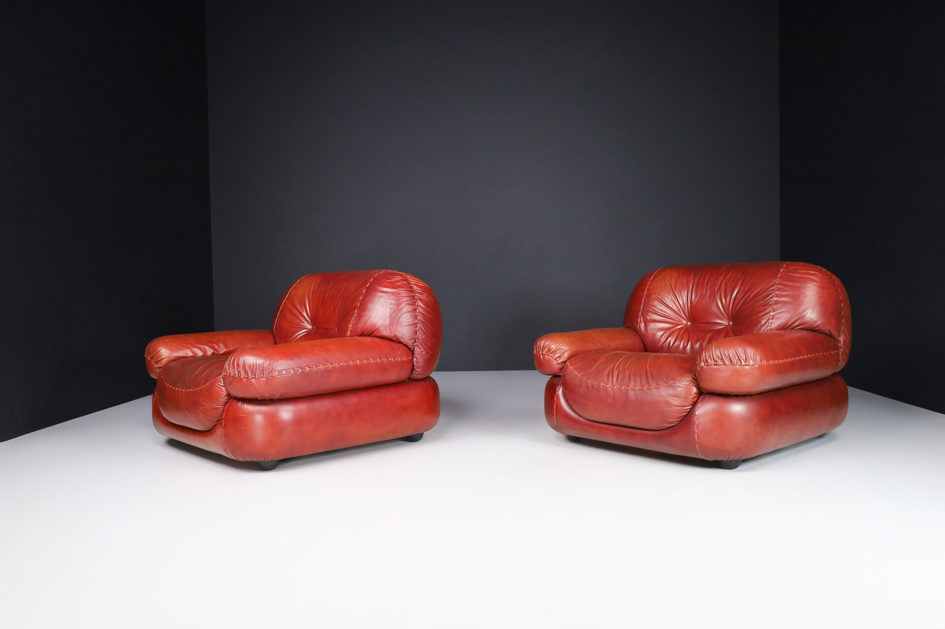 Mid century modern Lounge Chairs in Leather by Sapporo for Mobil Girgi, Italy 1970 Late-20th century