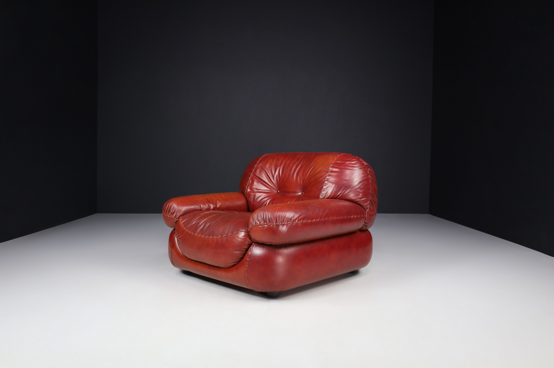 Mid century modern Lounge Chairs in Leather by Sapporo for Mobil Girgi, Italy 1970 Late-20th century