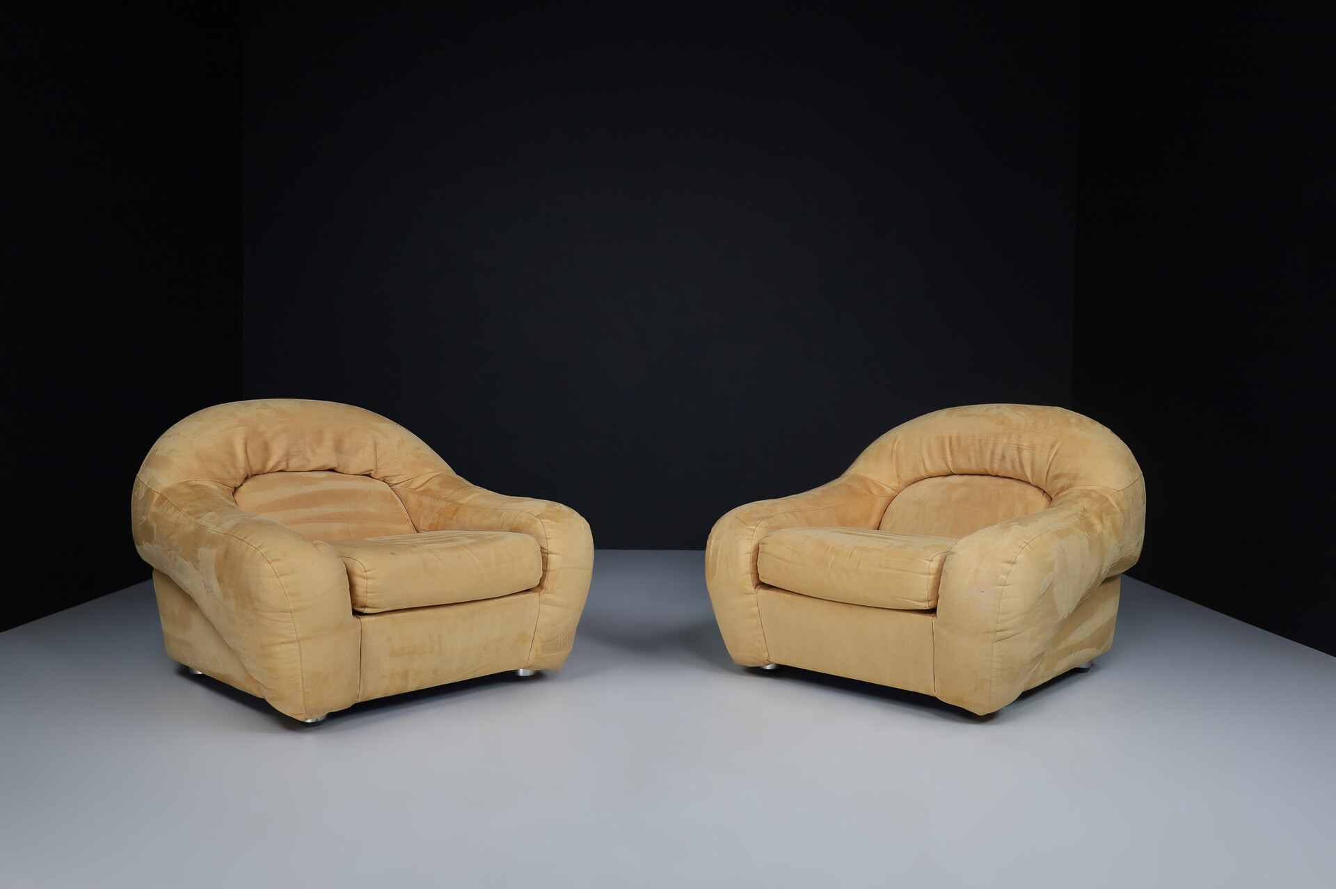 Mid century modern Lounge chairs in original beige suede, designed by George Bighinello for Eurosalotto, model 'Capriccio' Italy 1970s Mid-20th century