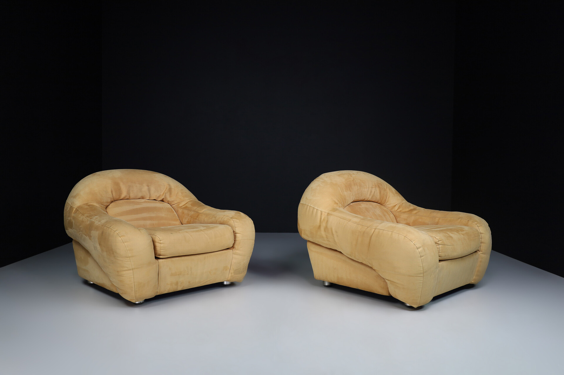 Mid century modern Lounge chairs in original beige suede, designed by George Bighinello for Eurosalotto, model 'Capriccio' Italy 1970s Mid-20th century
