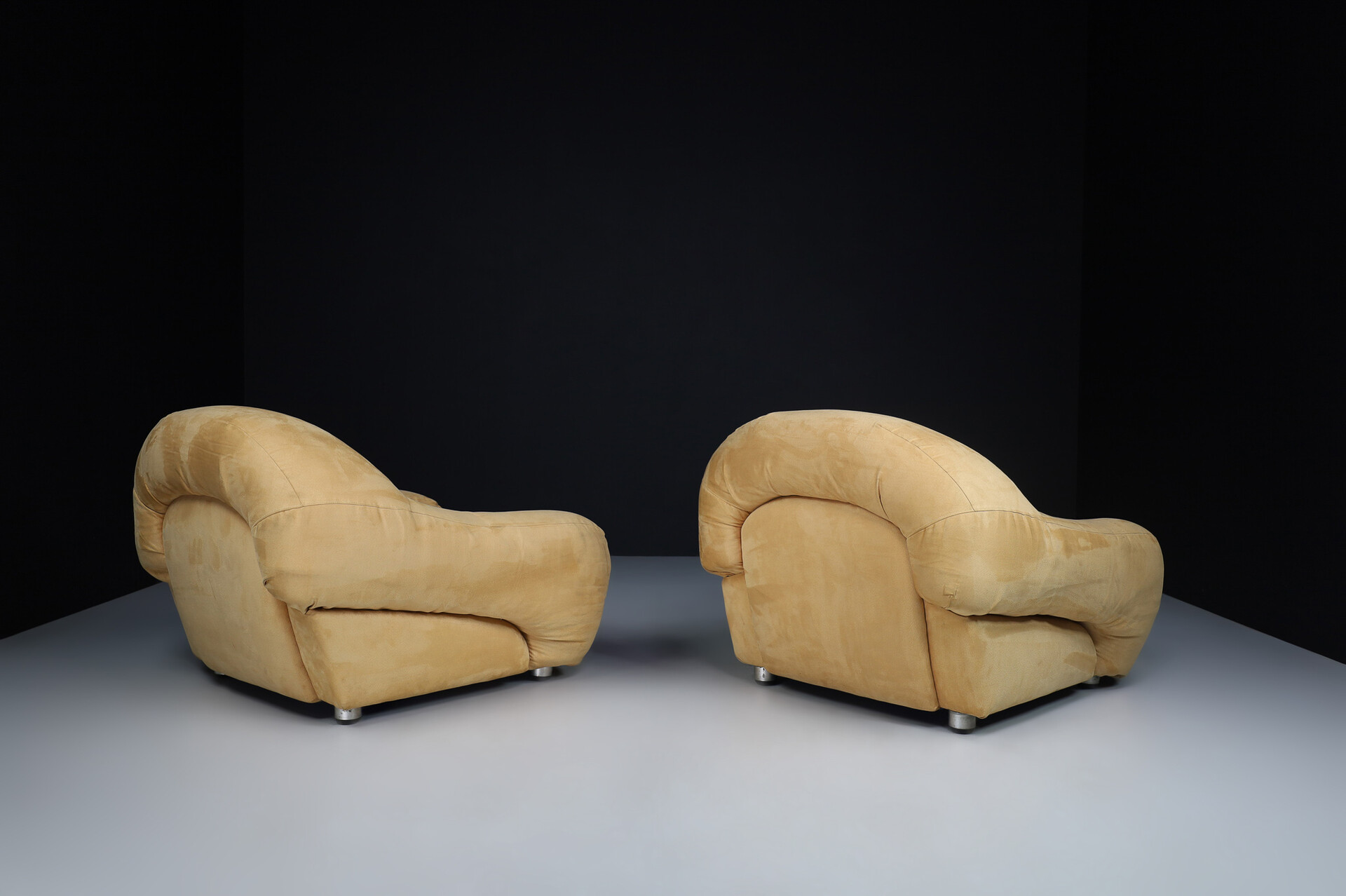 Mid century modern Lounge chairs in original beige suede, designed by George Bighinello for Eurosalotto, model 'Capriccio' Italy 1970s Mid-20th century