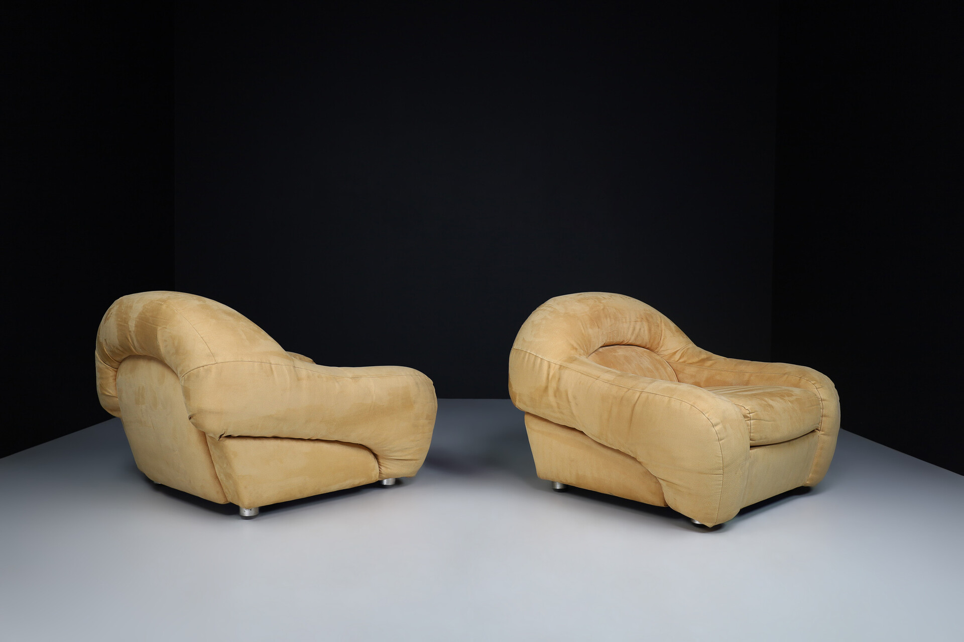 Mid century modern Lounge chairs in original beige suede, designed by George Bighinello for Eurosalotto, model 'Capriccio' Italy 1970s Mid-20th century
