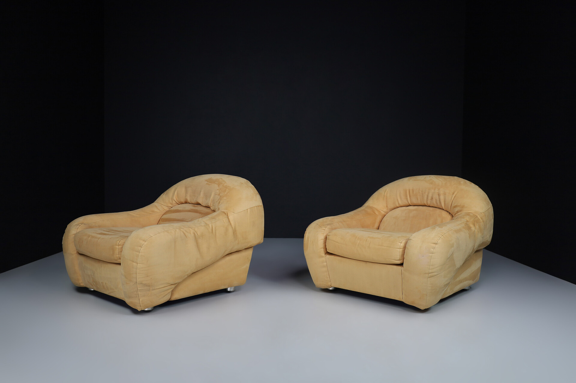 Mid century modern Lounge chairs in original beige suede, designed by George Bighinello for Eurosalotto, model 'Capriccio' Italy 1970s Mid-20th century