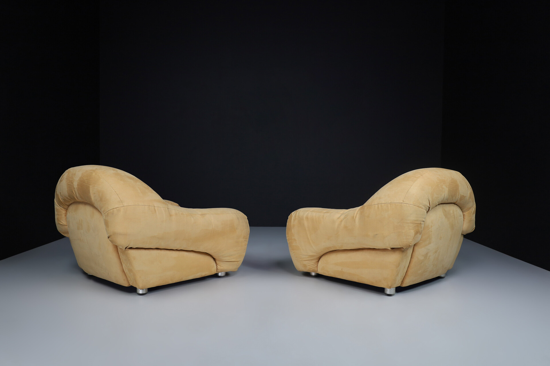 Mid century modern Lounge chairs in original beige suede, designed by George Bighinello for Eurosalotto, model 'Capriccio' Italy 1970s Mid-20th century