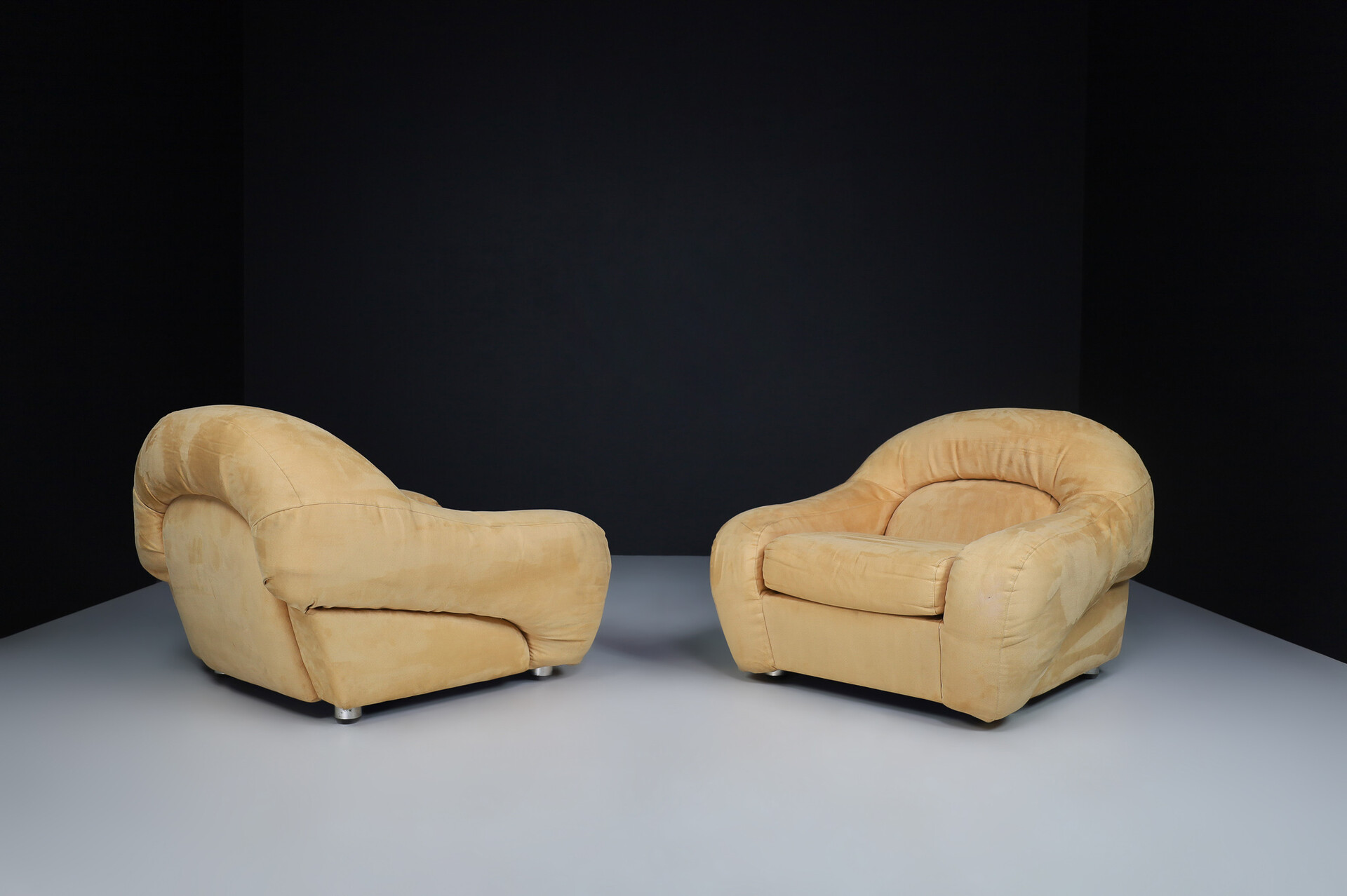 Mid century modern Lounge chairs in original beige suede, designed by George Bighinello for Eurosalotto, model 'Capriccio' Italy 1970s Mid-20th century