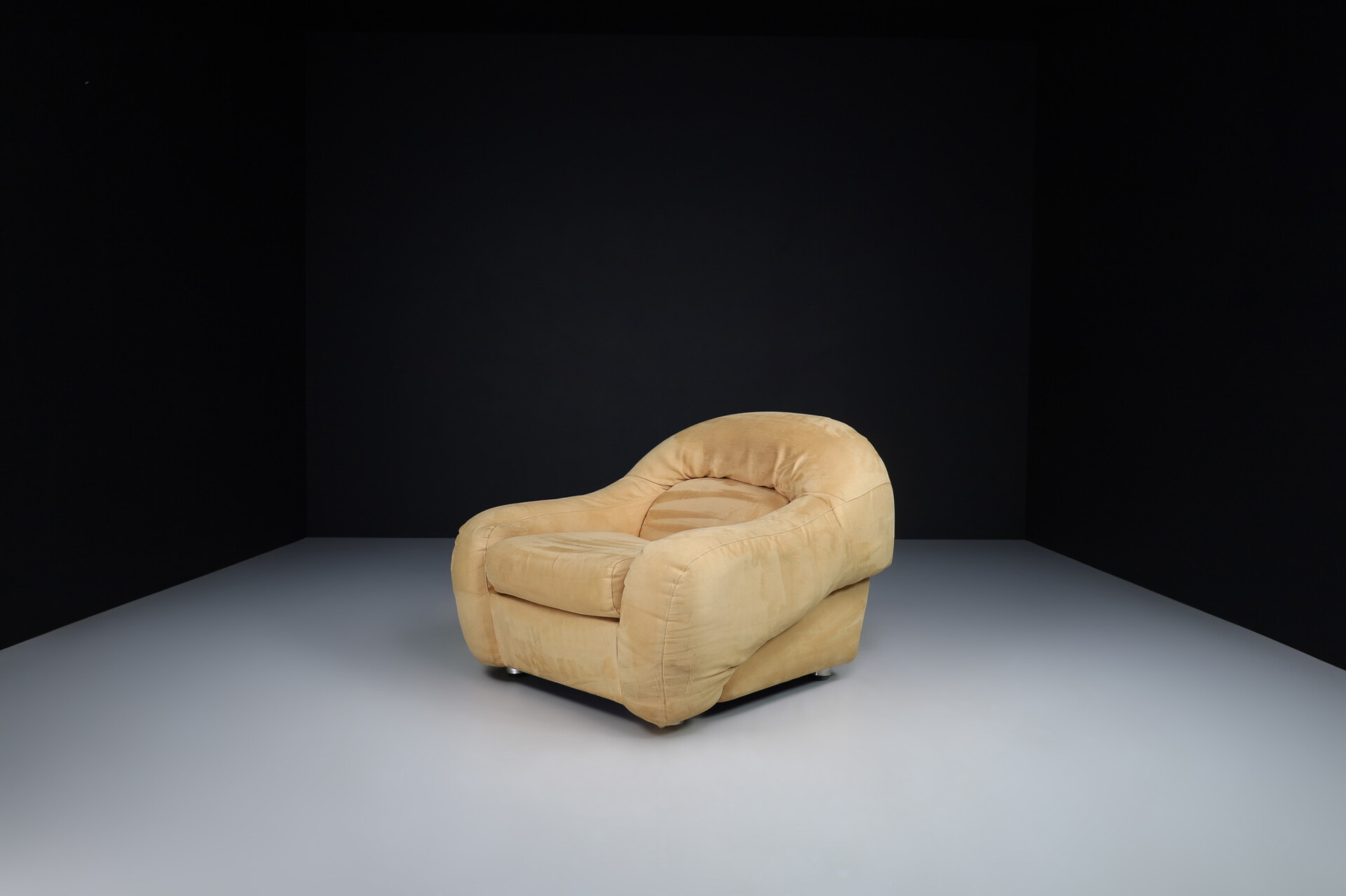 Mid century modern Lounge chairs in original beige suede, designed by George Bighinello for Eurosalotto, model 'Capriccio' Italy 1970s Mid-20th century