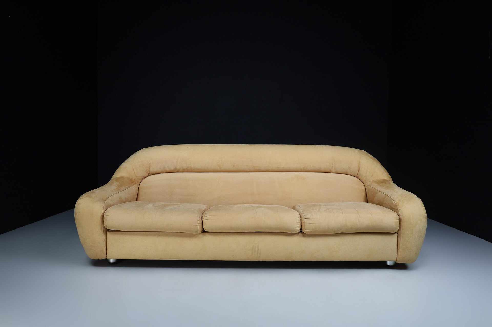 Mid century modern Lounge sofa in original beige suede, designed by George Bighinello for Eurosalotto, model 'Capriccio' Italy 1970s Mid-20th century