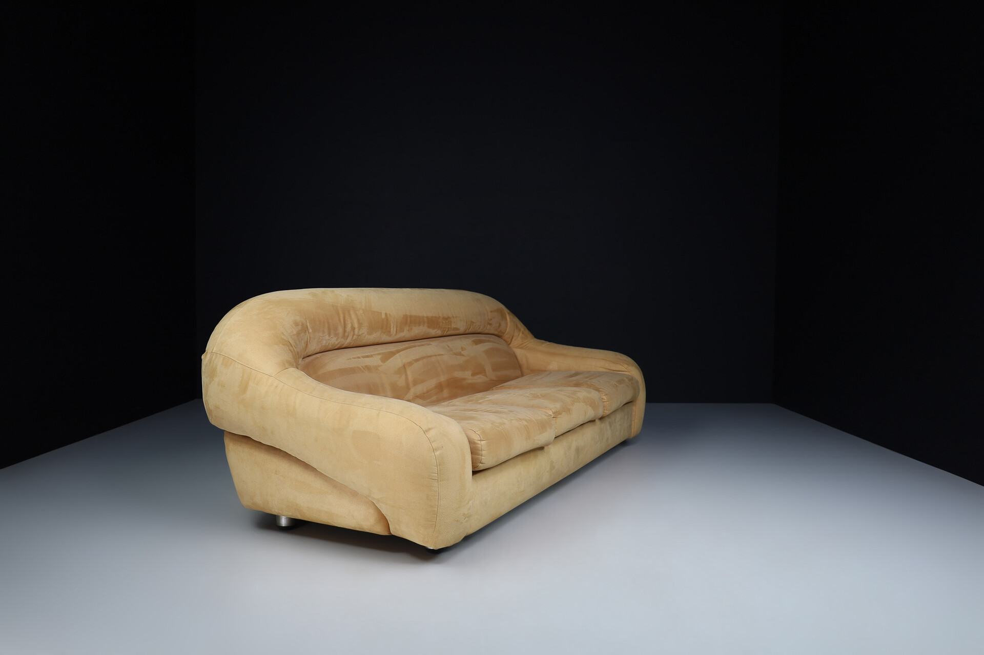 Mid century modern Lounge sofa in original beige suede, designed by George Bighinello for Eurosalotto, model 'Capriccio' Italy 1970s Mid-20th century