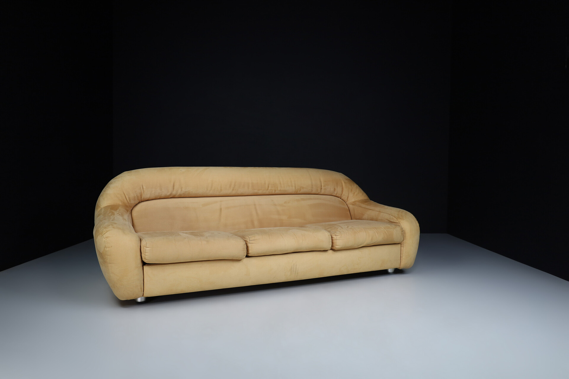 Mid century modern Lounge sofa in original beige suede, designed by George Bighinello for Eurosalotto, model 'Capriccio' Italy 1970s Mid-20th century