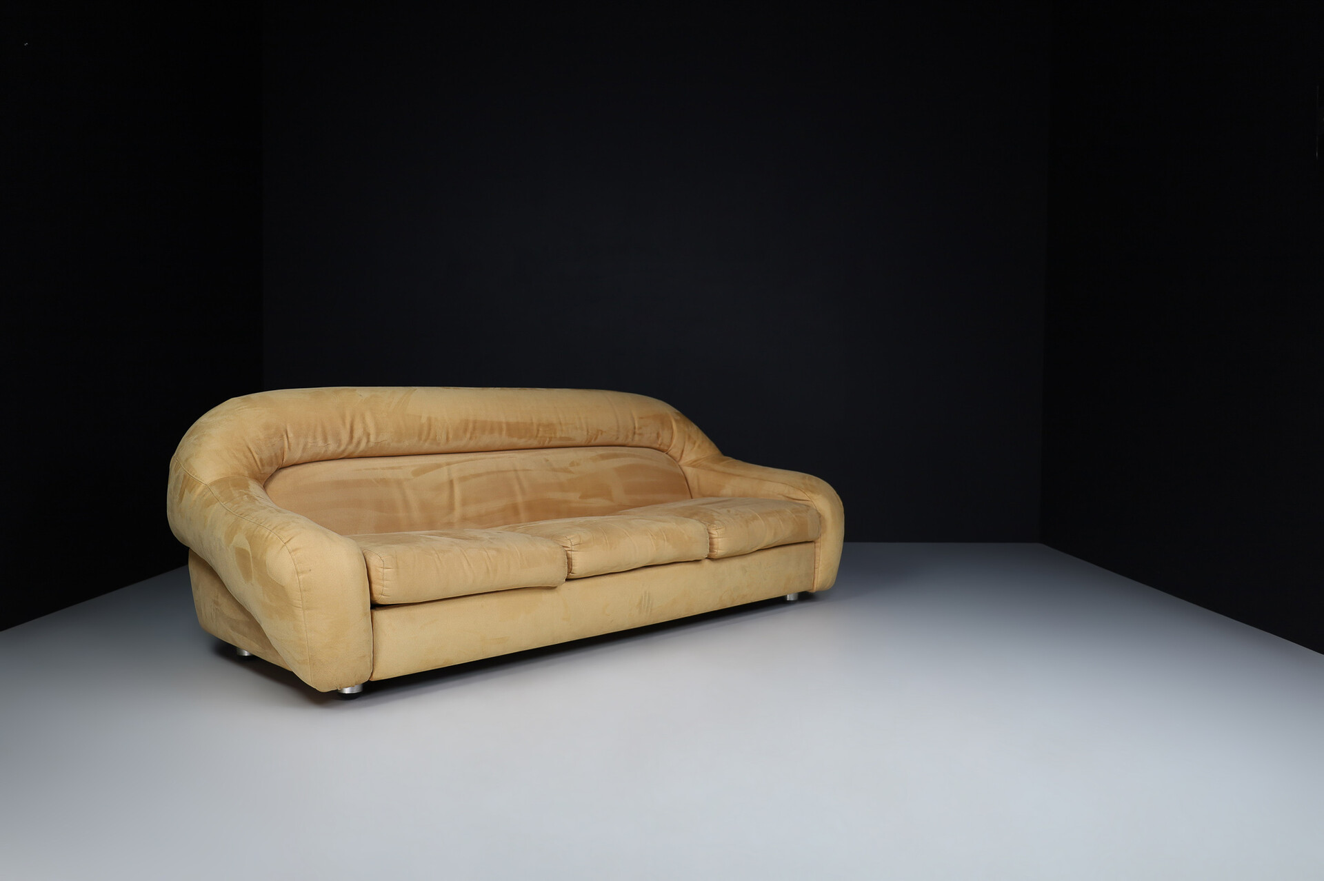Mid century modern Lounge sofa in original beige suede, designed by George Bighinello for Eurosalotto, model 'Capriccio' Italy 1970s Mid-20th century