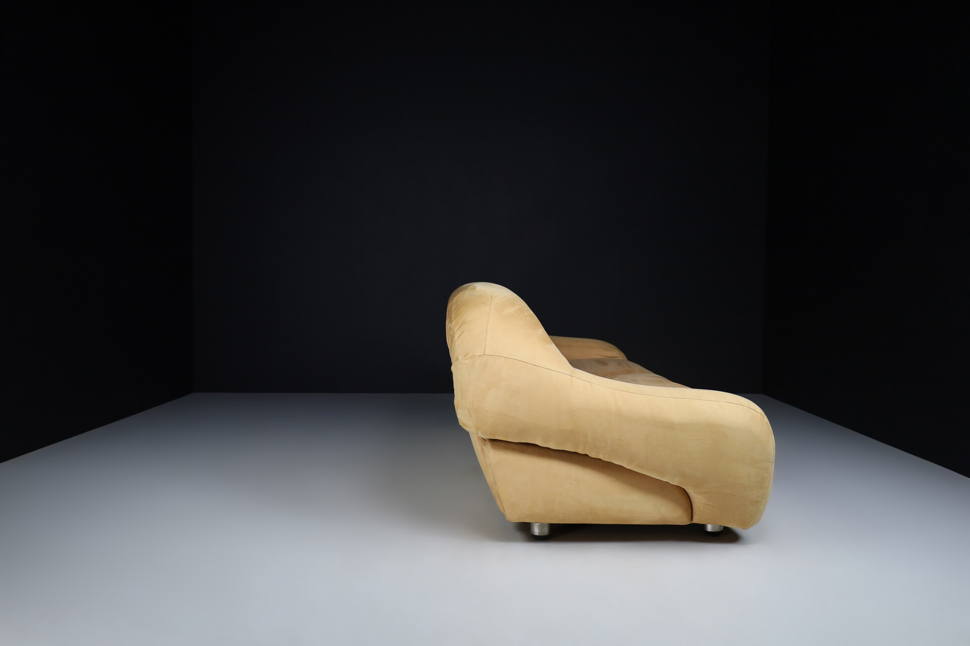 Mid century modern Lounge sofa in original beige suede, designed by George Bighinello for Eurosalotto, model 'Capriccio' Italy 1970s Mid-20th century