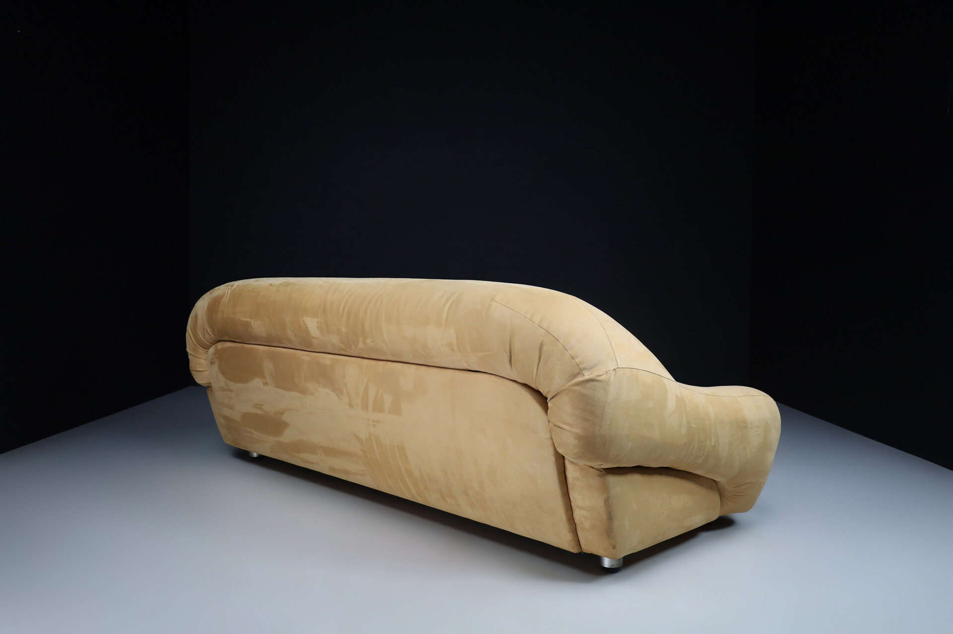 Mid century modern Lounge sofa in original beige suede, designed by George Bighinello for Eurosalotto, model 'Capriccio' Italy 1970s Mid-20th century