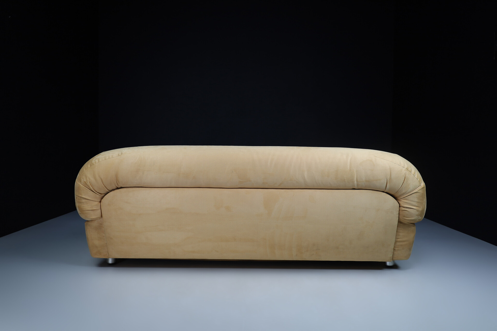 Mid century modern Lounge sofa in original beige suede, designed by George Bighinello for Eurosalotto, model 'Capriccio' Italy 1970s Mid-20th century