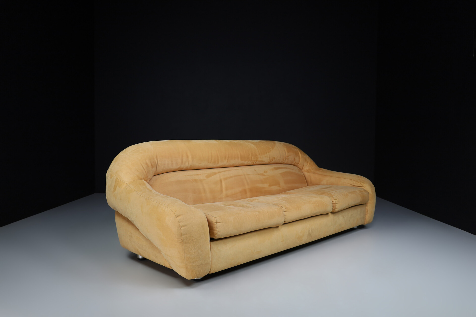 Mid century modern Lounge sofa in original beige suede, designed by George Bighinello for Eurosalotto, model 'Capriccio' Italy 1970s Mid-20th century