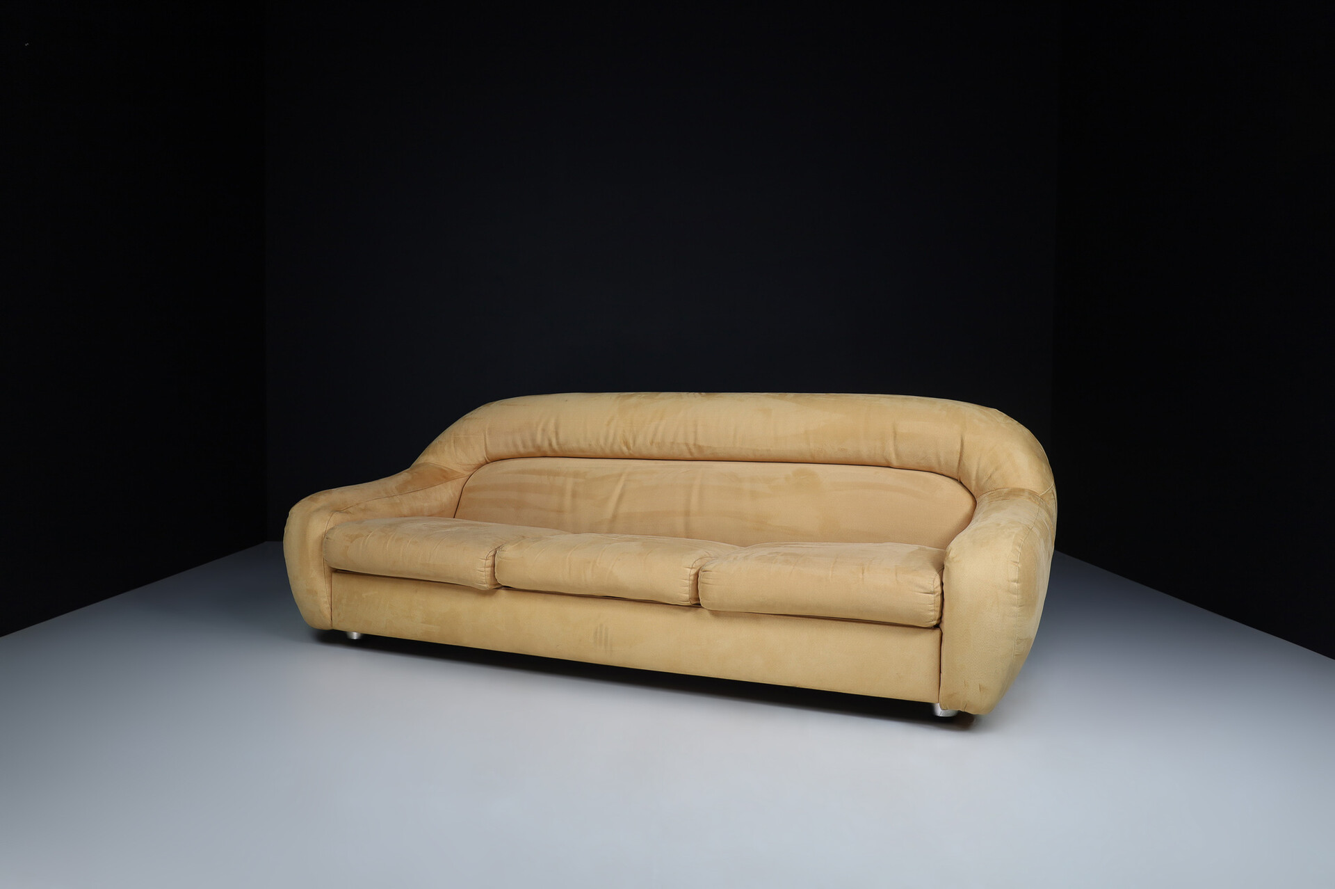 Mid century modern Lounge sofa in original beige suede, designed by George Bighinello for Eurosalotto, model 'Capriccio' Italy 1970s Mid-20th century