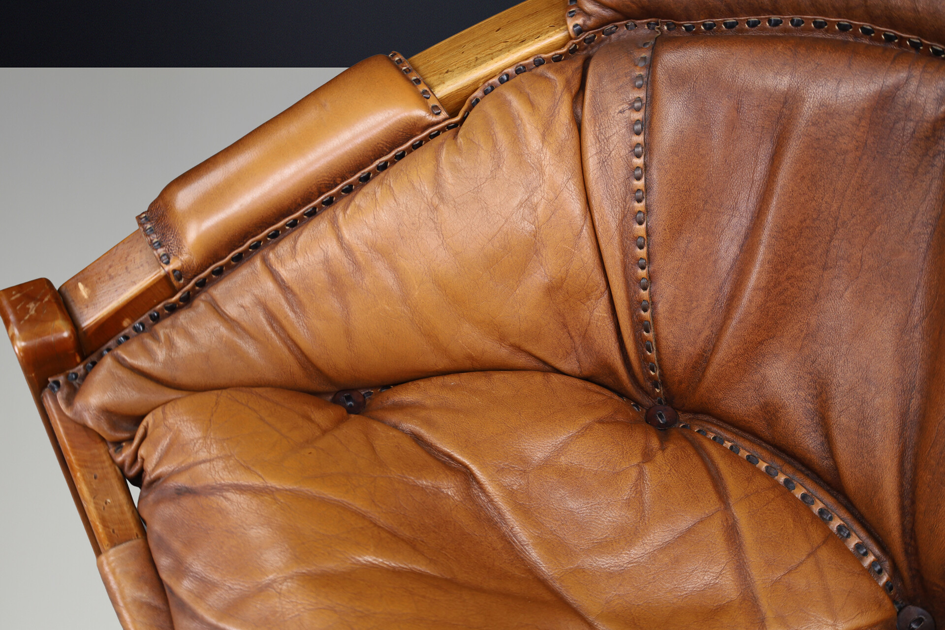 Mid century modern Luciano Frigerio Lounge Sofa in Cognac Leather and Stained Walnut 1970 Mid-20th century