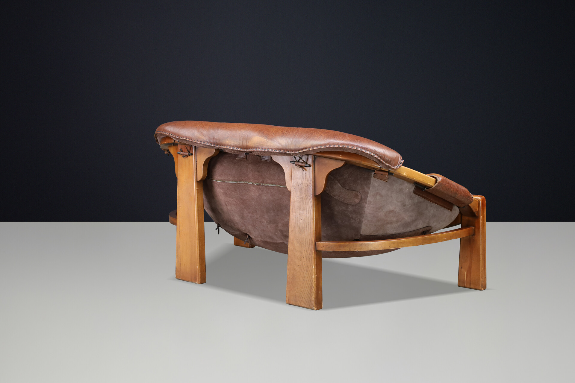 Mid century modern Luciano Frigerio Lounge Sofa in Cognac Leather and Stained Walnut 1970 Mid-20th century