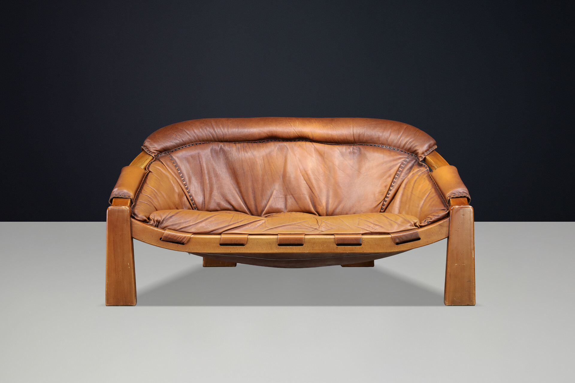 Mid century modern Luciano Frigerio Lounge Sofa in Cognac Leather and Stained Walnut 1970 Mid-20th century