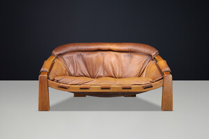 Mid century modern Luciano Frigerio Lounge Sofa in Cognac Leather and Stained Walnut 1970 Mid-20th century