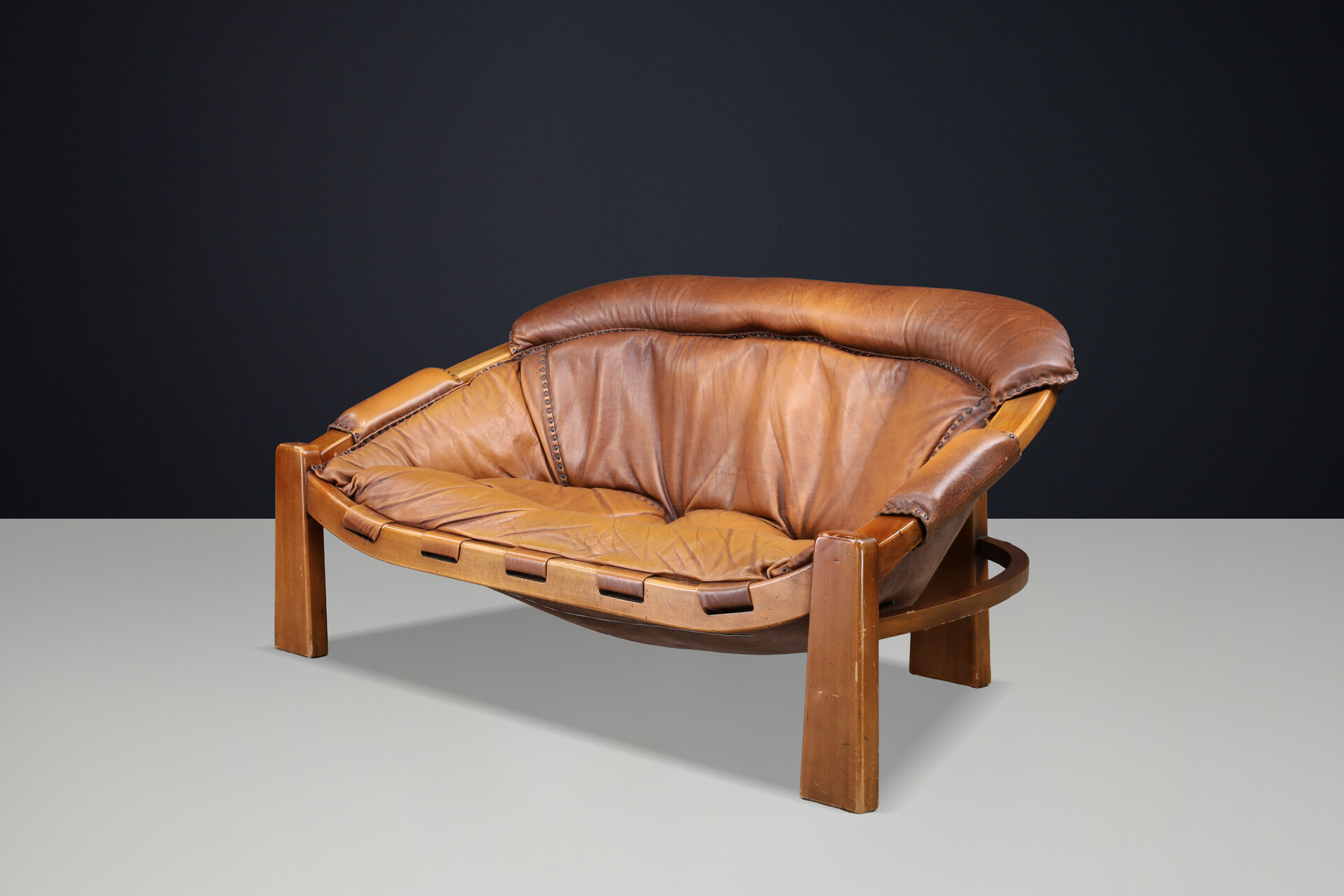 Mid century modern Luciano Frigerio Lounge Sofa in Cognac Leather and Stained Walnut 1970 Mid-20th century