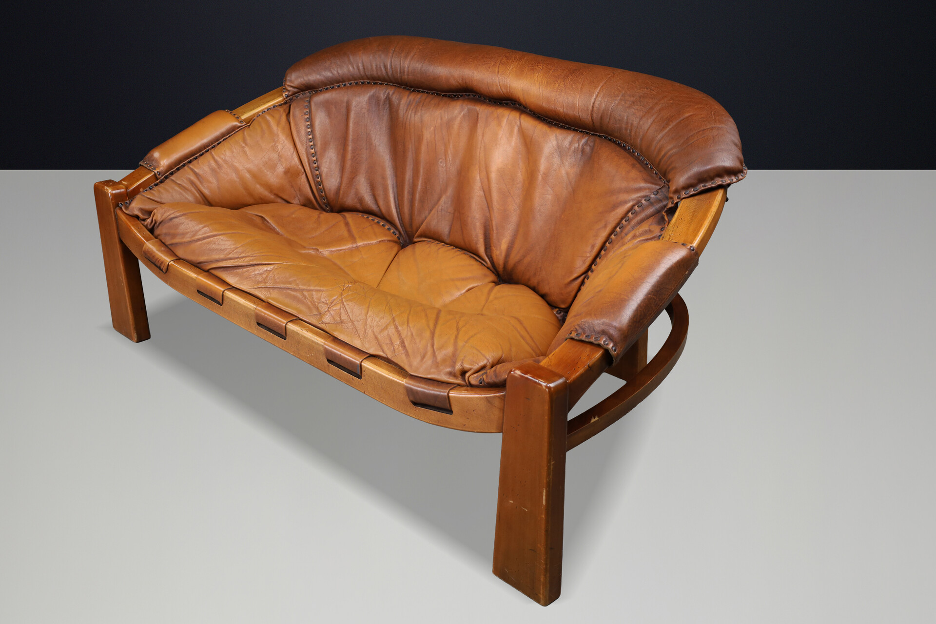 Mid century modern Luciano Frigerio Lounge Sofa in Cognac Leather and Stained Walnut 1970 Mid-20th century