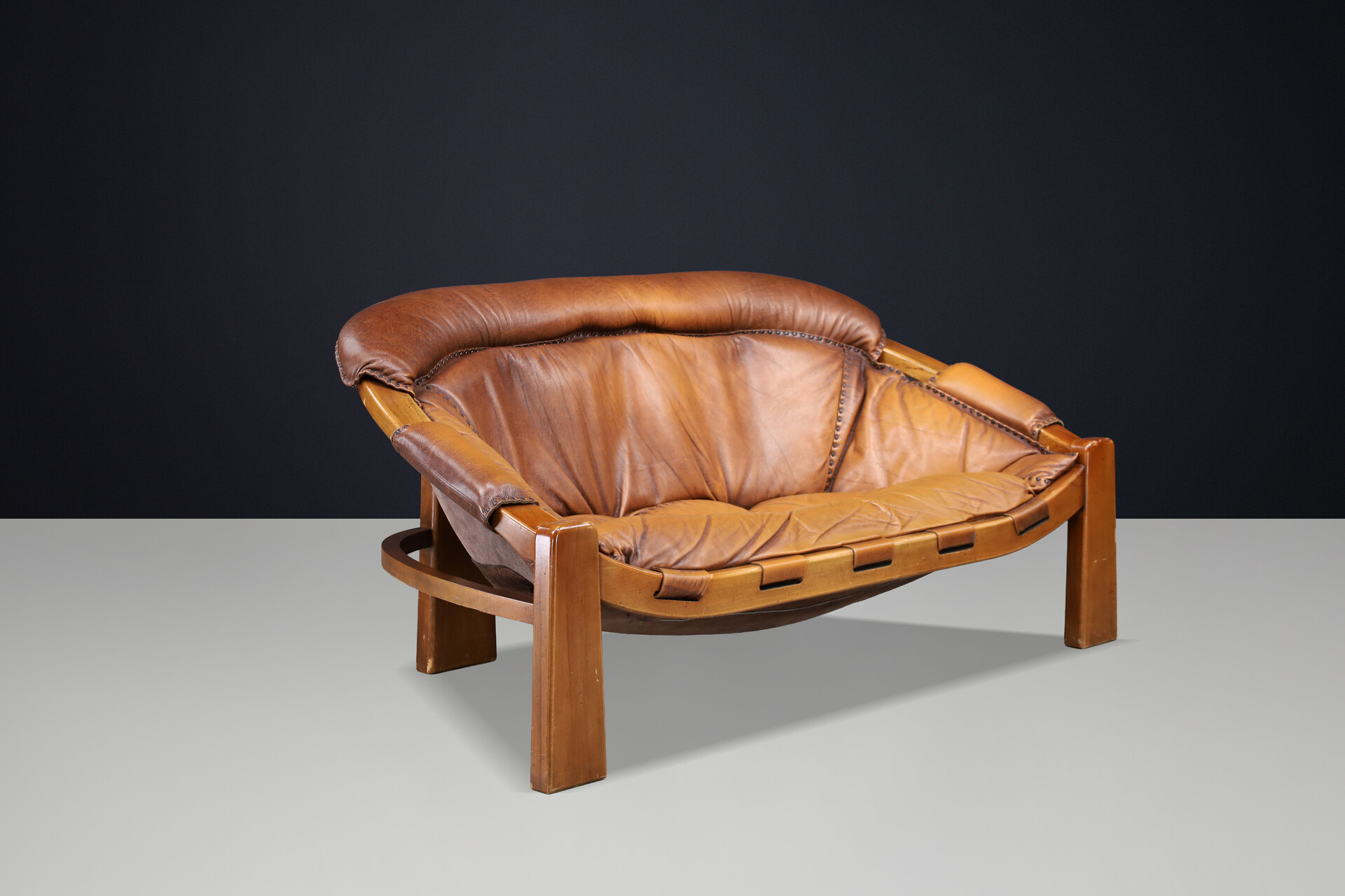 Mid century modern Luciano Frigerio Lounge Sofa in Cognac Leather and Stained Walnut 1970 Mid-20th century