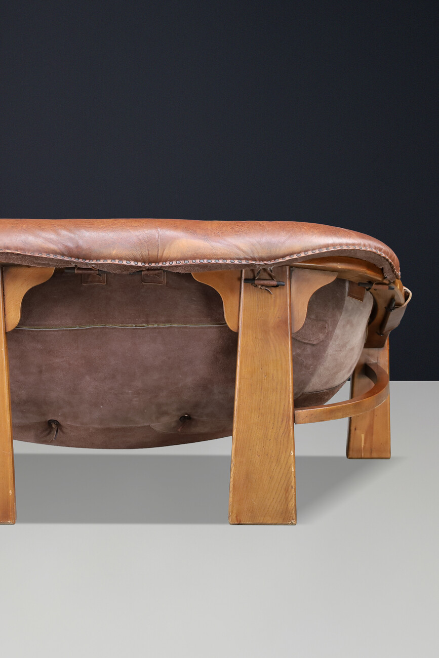 Mid century modern Luciano Frigerio Lounge Sofa in Cognac Leather and Stained Walnut 1970 Mid-20th century