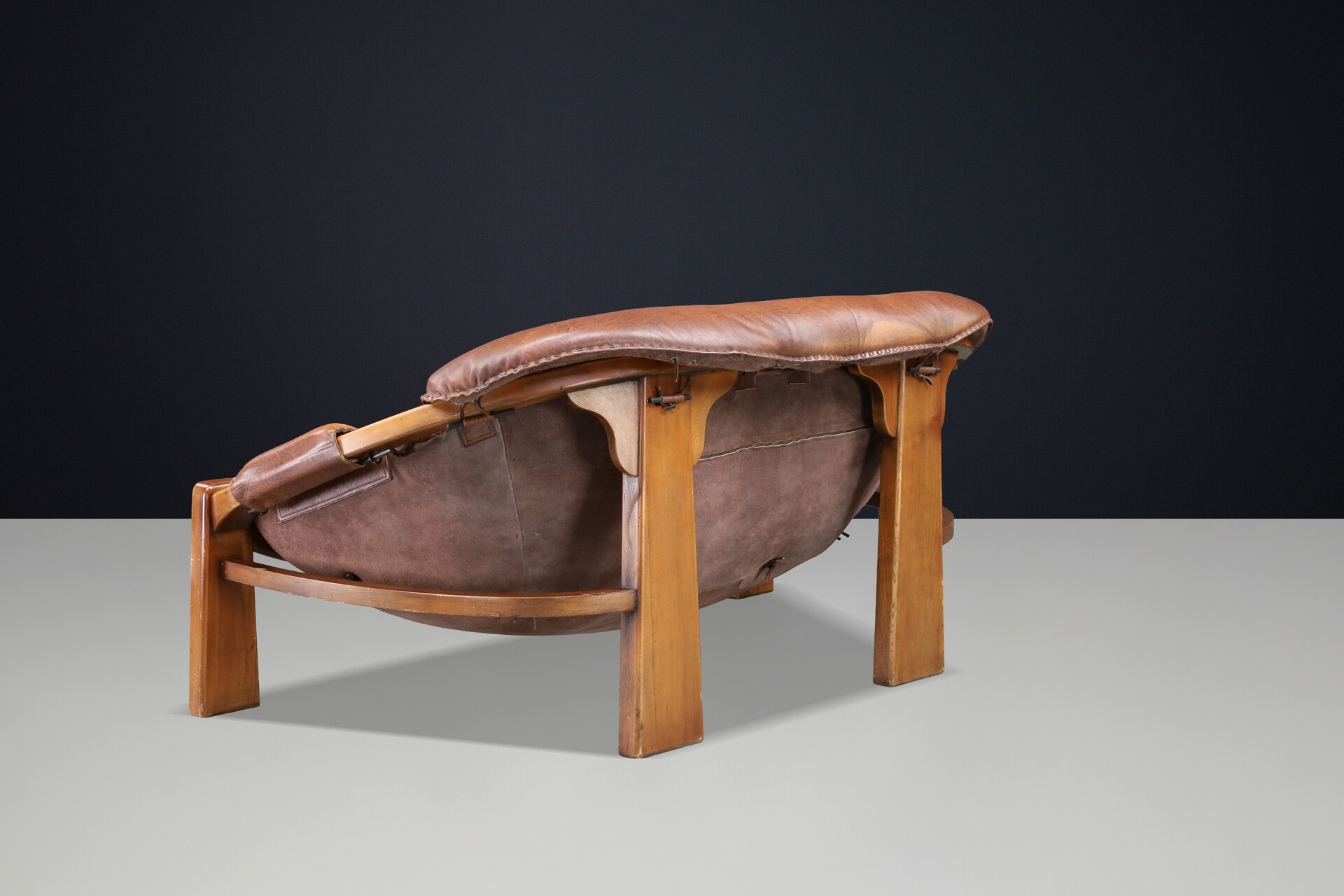 Mid century modern Luciano Frigerio Lounge Sofa in Cognac Leather and Stained Walnut 1970 Mid-20th century