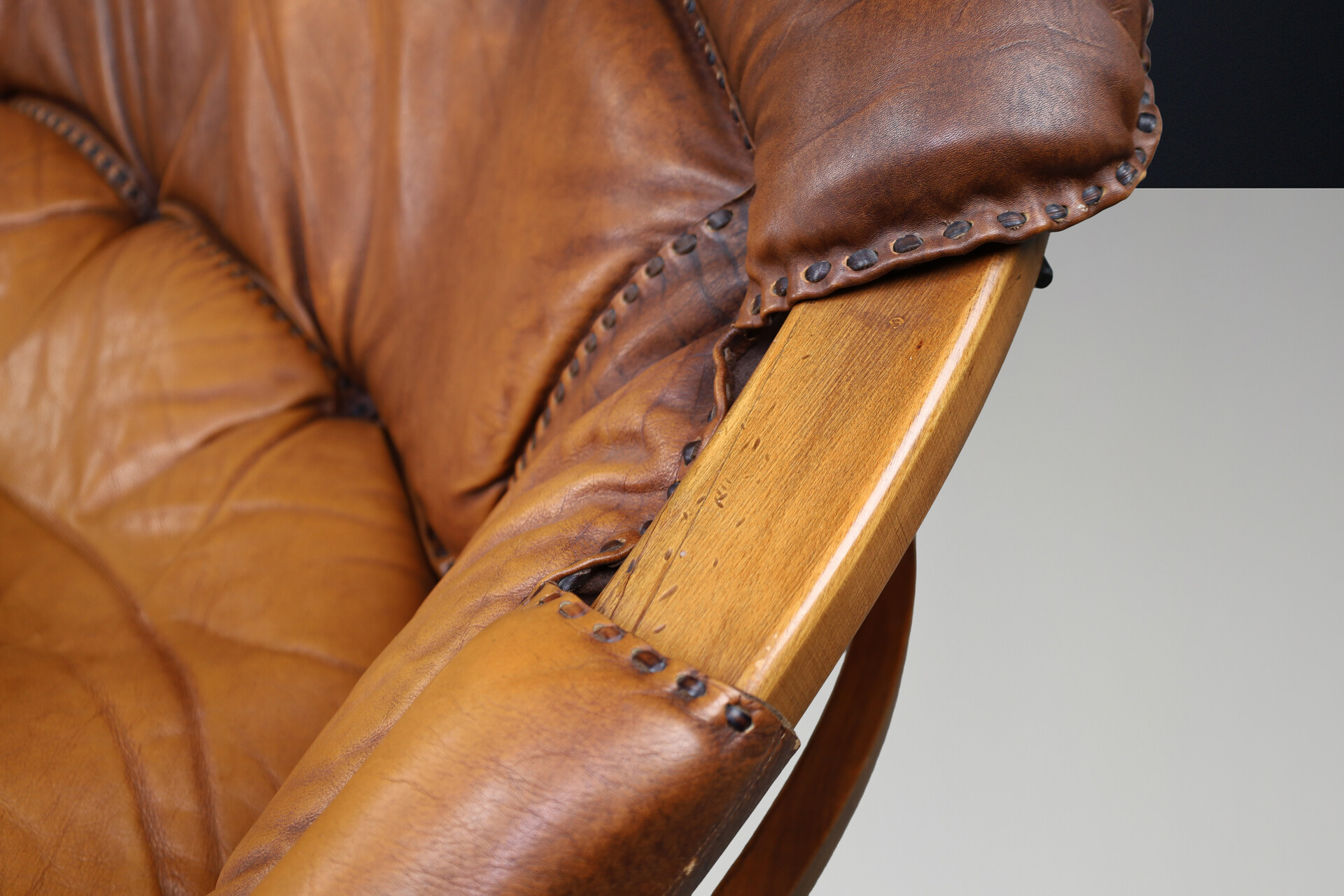 Mid century modern Luciano Frigerio Lounge Sofa in Cognac Leather and Stained Walnut 1970 Mid-20th century