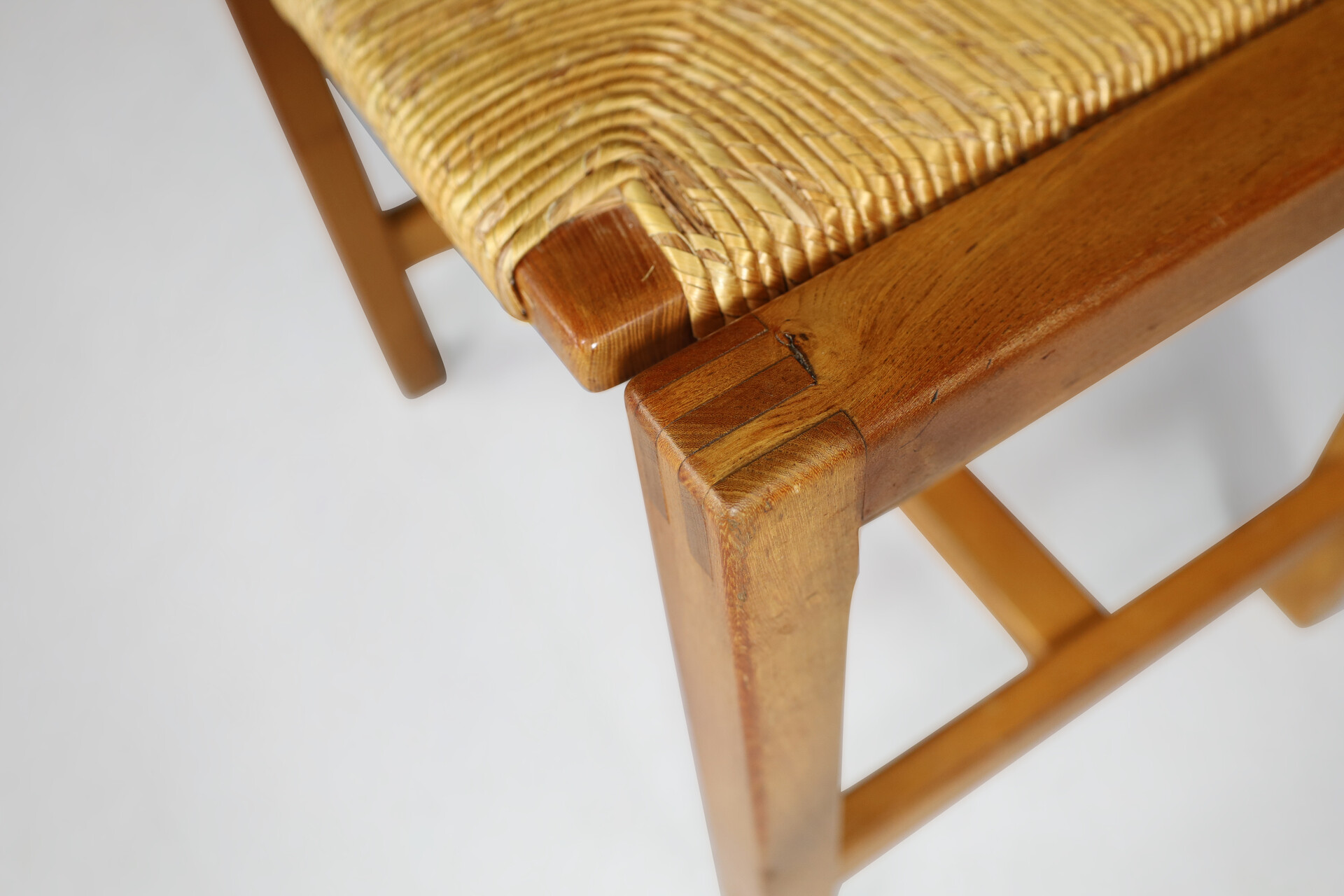 Mid century modern Maison Regain Dining chairs in elm and rush, France 1970s Late-20th century