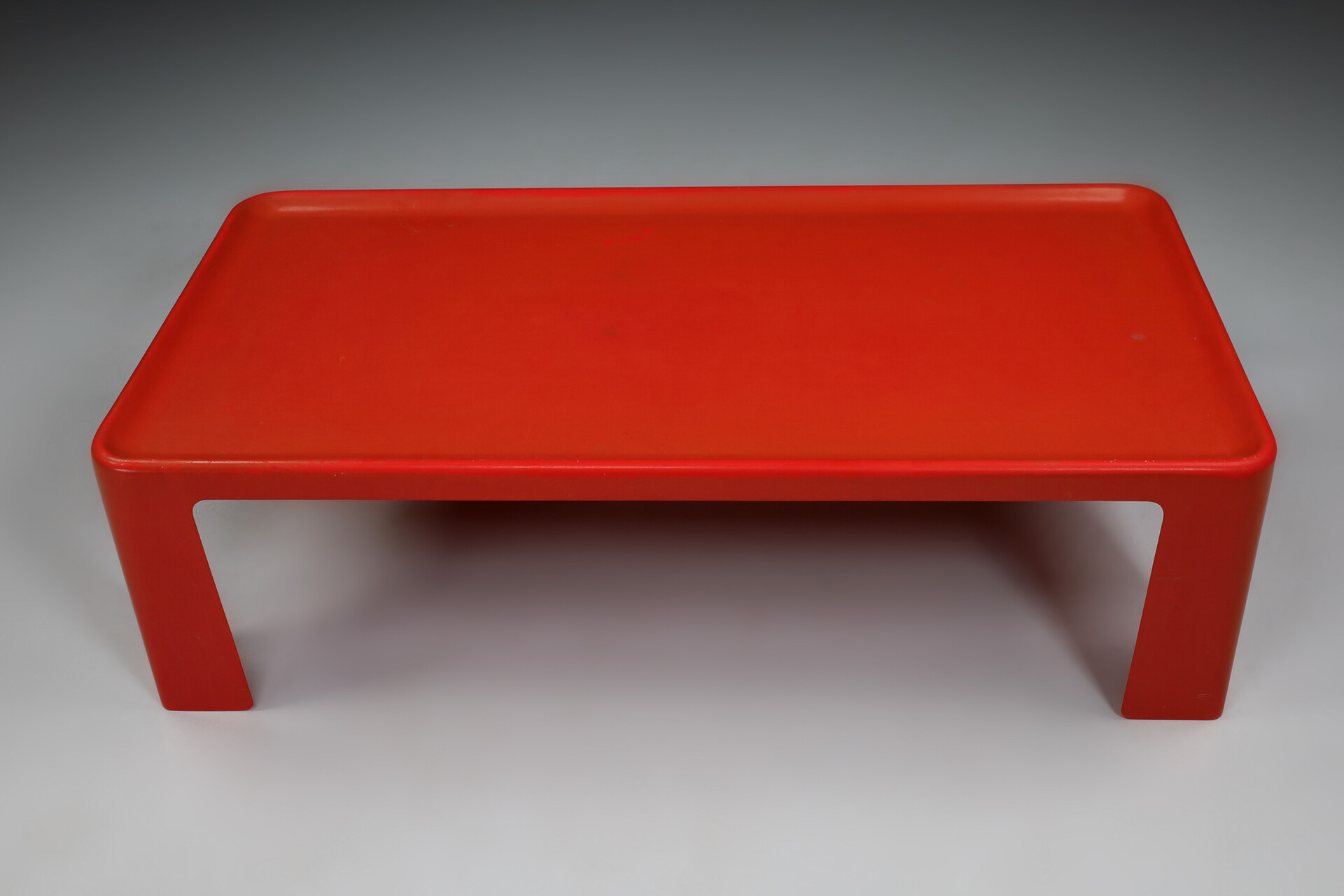 Mid century modern Mario Bellini Fiberglass Amanta Coffee table for B&B Italia,1966 Mid-20th century