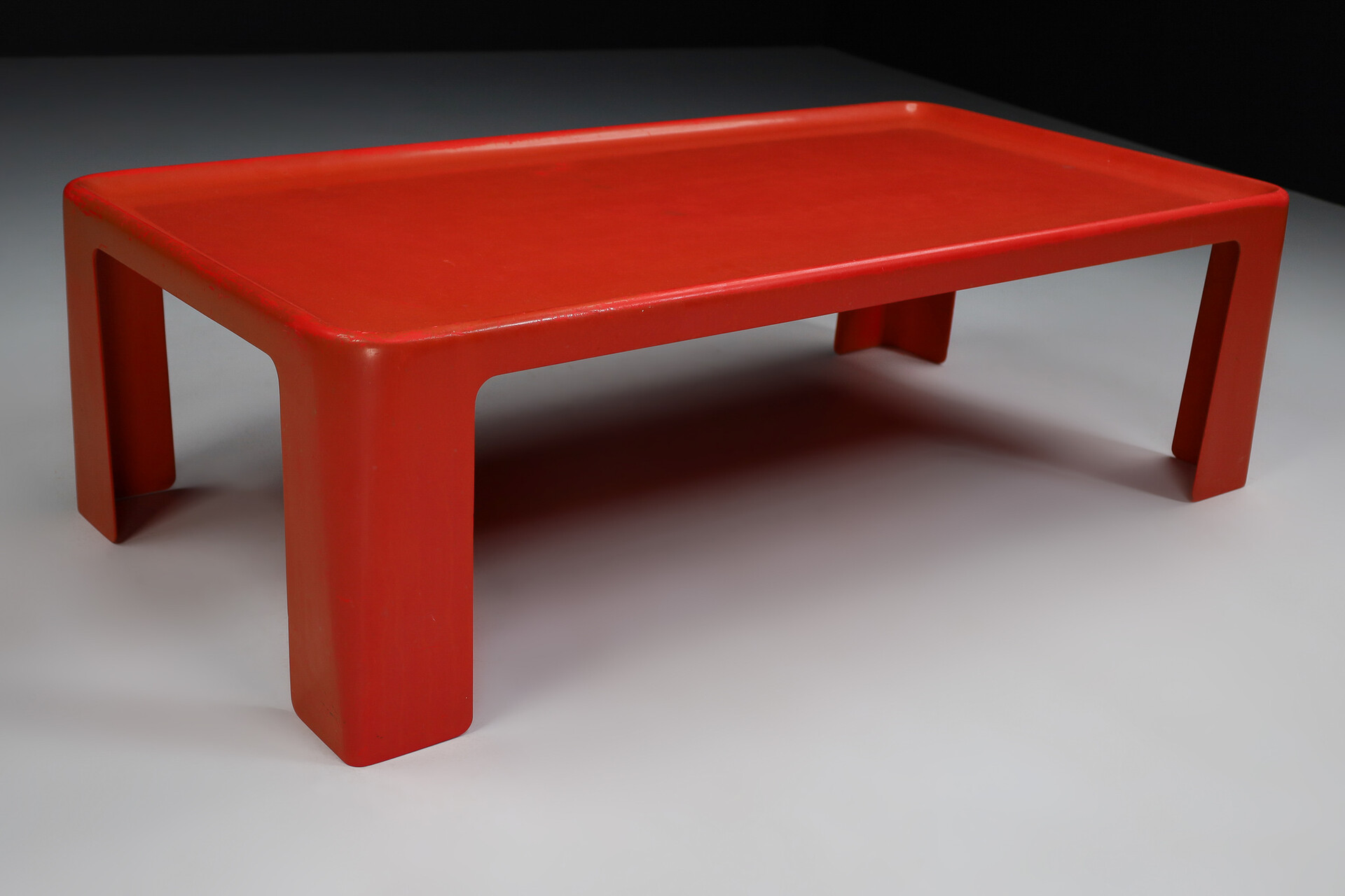 Mid century modern Mario Bellini Fiberglass Amanta Coffee table for B&B Italia,1966 Mid-20th century