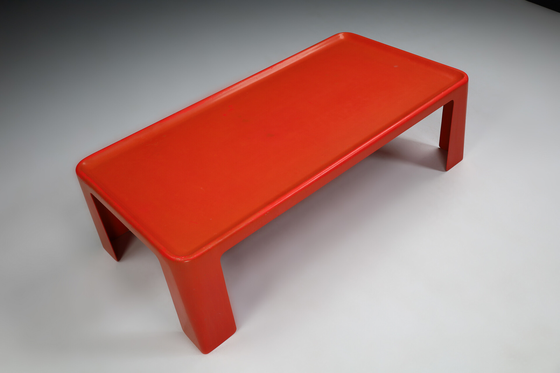 Mid century modern Mario Bellini Fiberglass Amanta Coffee table for B&B Italia,1966 Mid-20th century