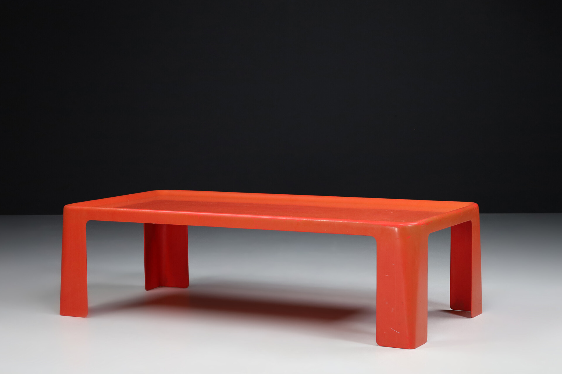 Mid century modern Mario Bellini Fiberglass Amanta Coffee table for B&B Italia,1966 Mid-20th century
