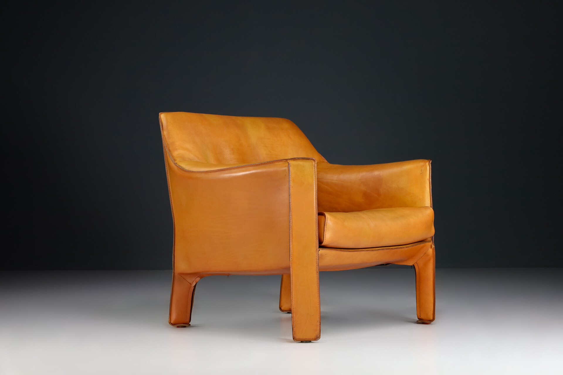 Mid century modern Mario Bellini for Cassina Cab 415 Buffalo Cognac Leather Club Chairs Italy 1980s Mid-20th century