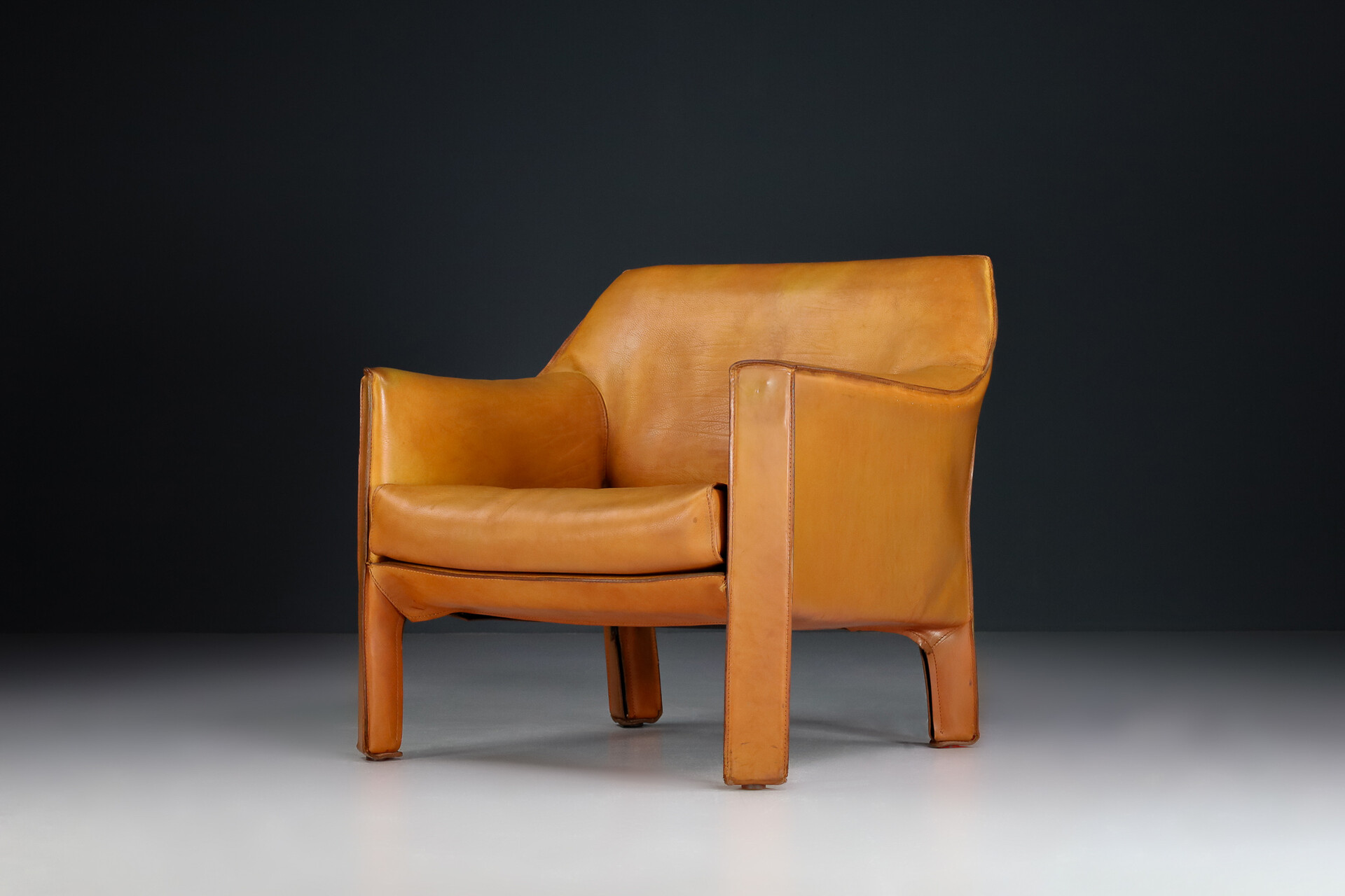 Mid century modern Mario Bellini for Cassina Cab 415 Buffalo Cognac Leather Club Chairs Italy 1980s Mid-20th century