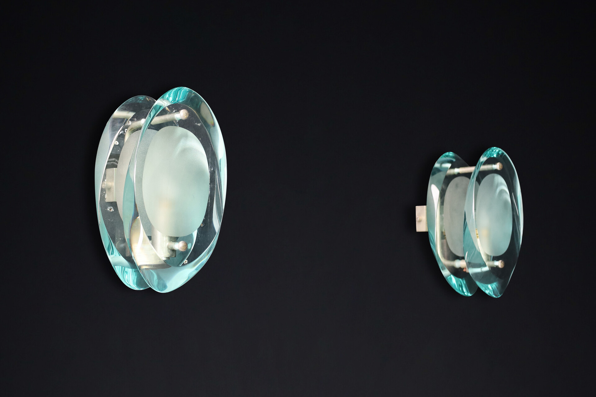 Mid century modern Max Ingrand Pair of two Murano Wall sconces for Fontana Arte Model 2093, Italy 1961. Mid-20th century