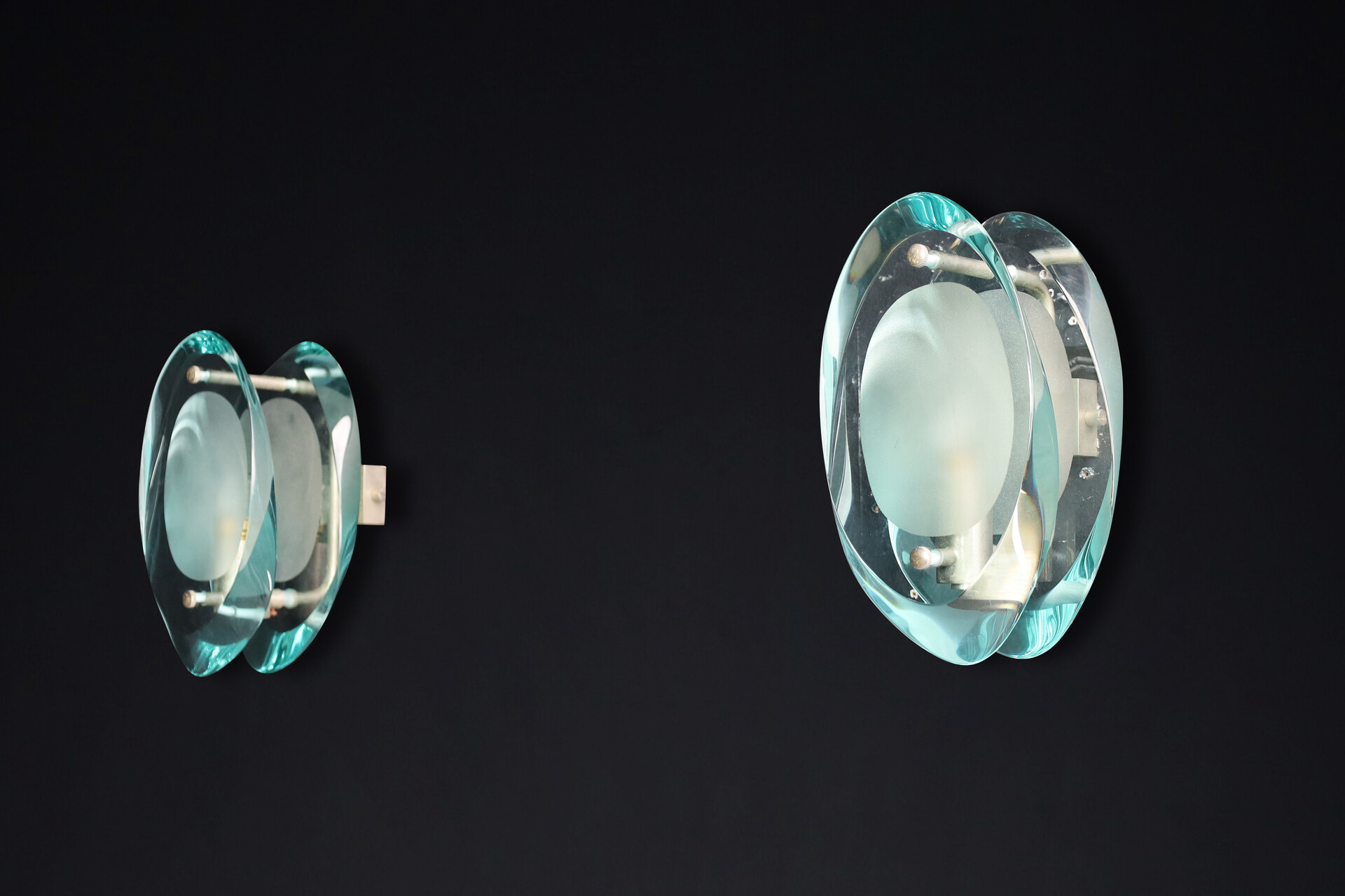 Mid century modern Max Ingrand Pair of two Murano Wall sconces for Fontana Arte Model 2093, Italy 1961. Mid-20th century