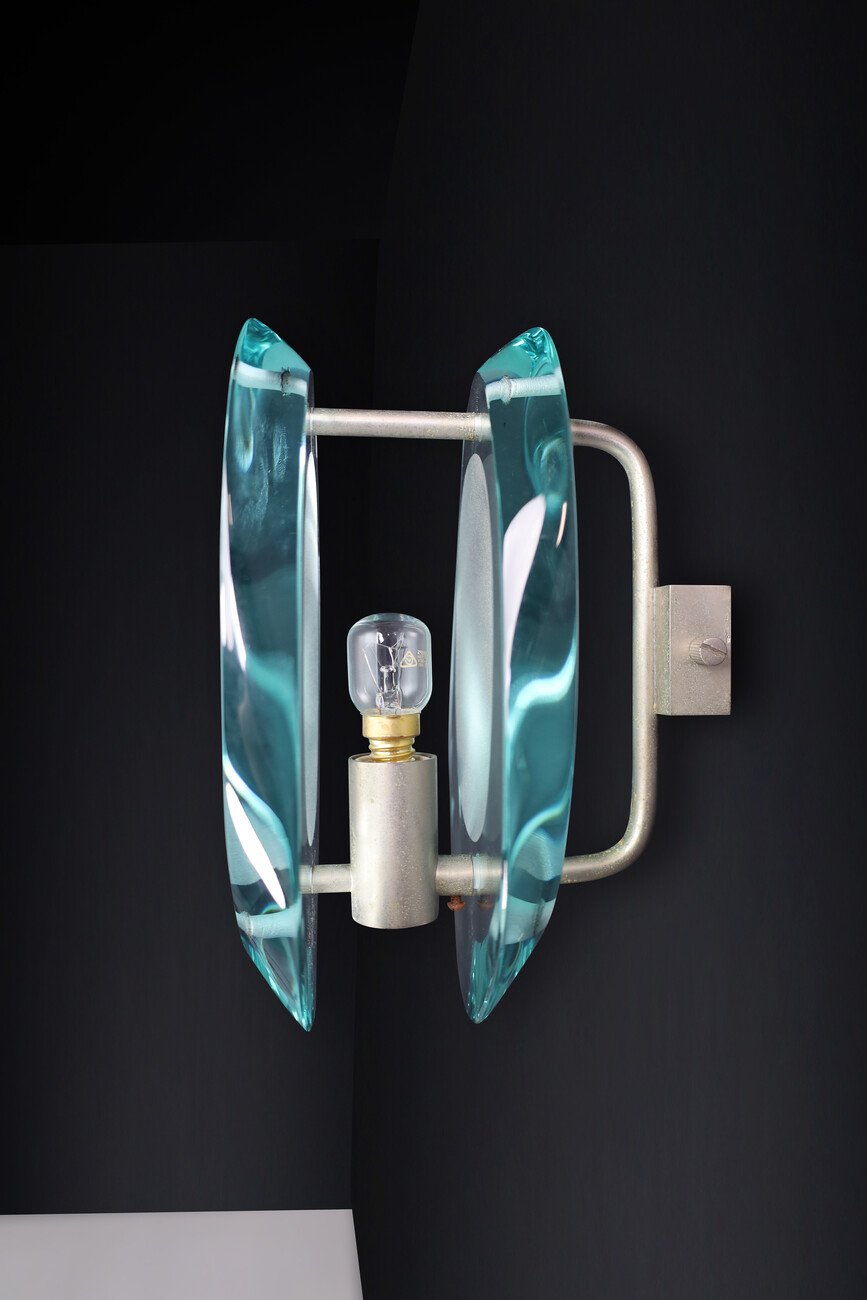 Mid century modern Max Ingrand Pair of two Murano Wall sconces for Fontana Arte Model 2093, Italy 1961. Mid-20th century