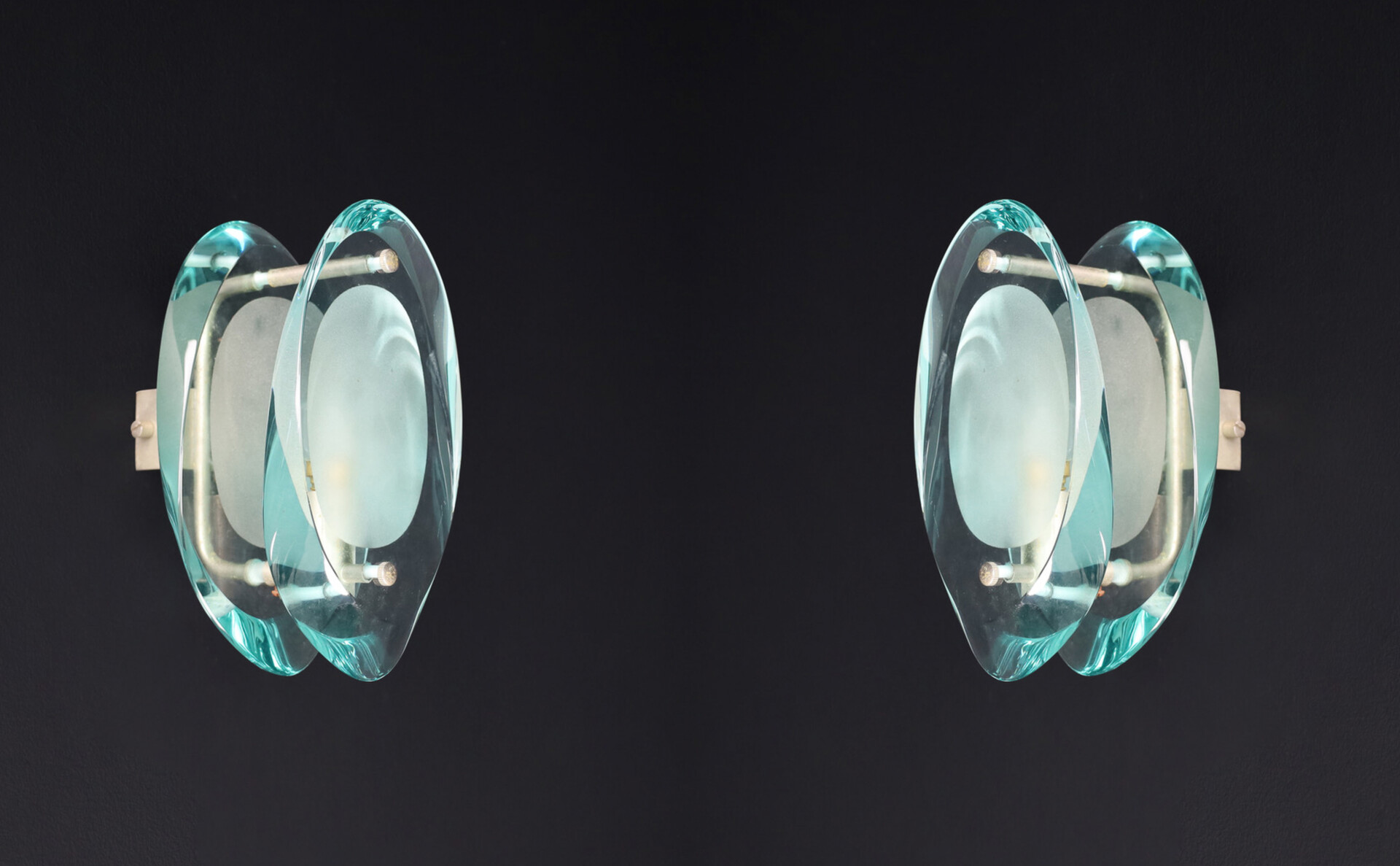 Mid century modern Max Ingrand Pair of two Murano Wall sconces for Fontana Arte Model 2093, Italy 1961. Mid-20th century