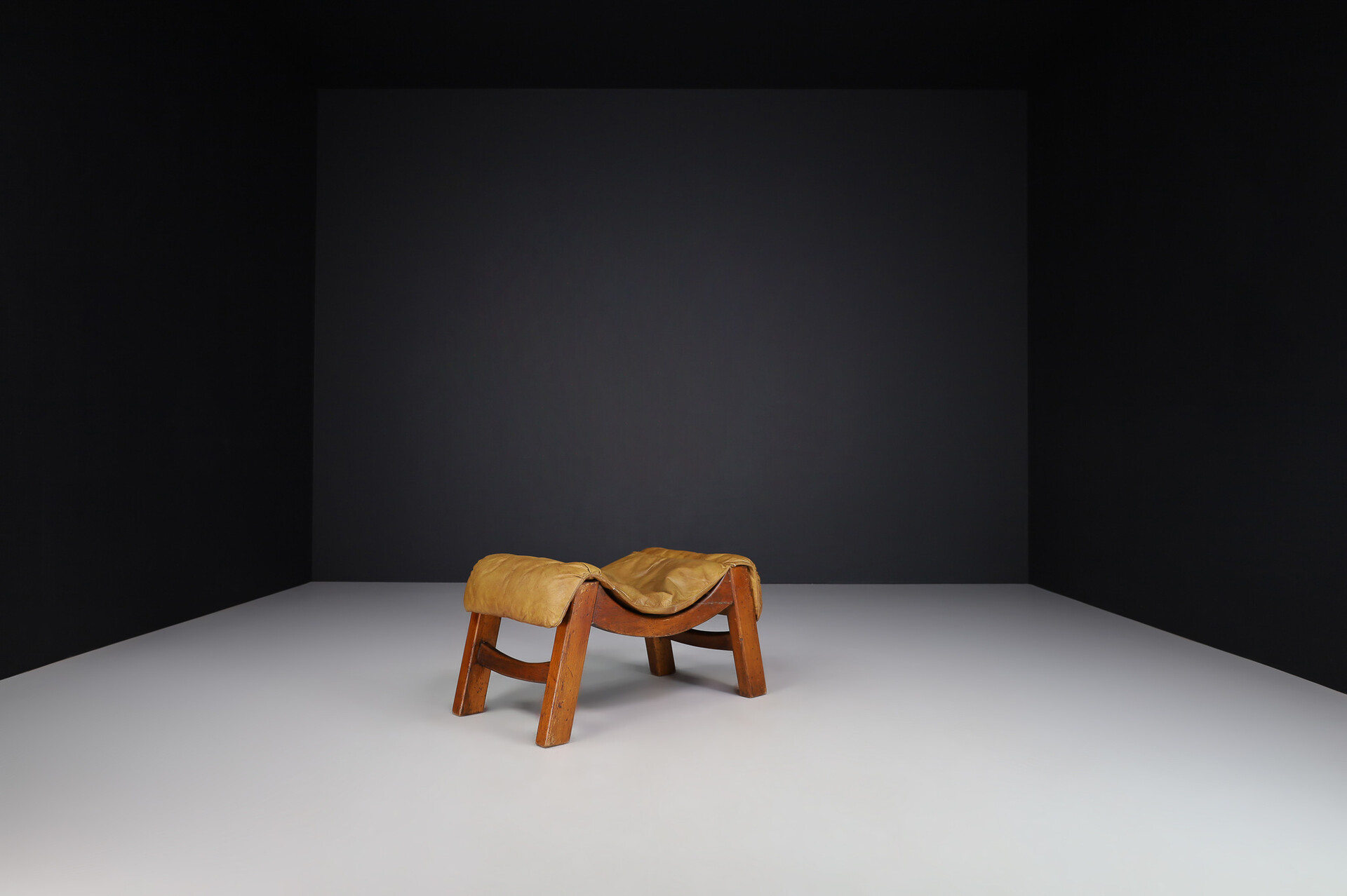 Mid century modern Olive green Leather And Wood ottoman, Italy 1960s Mid-20th century