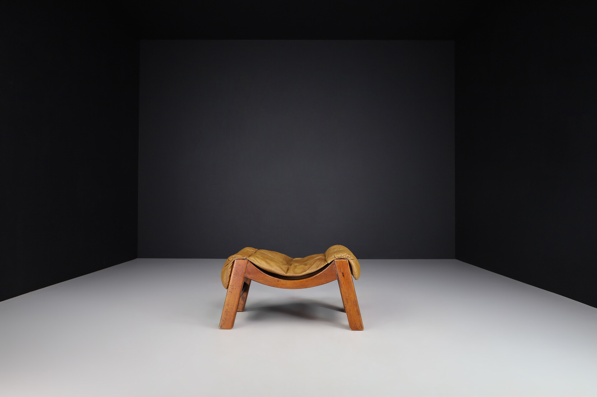 Mid century modern Olive green Leather And Wood ottoman, Italy 1960s Mid-20th century