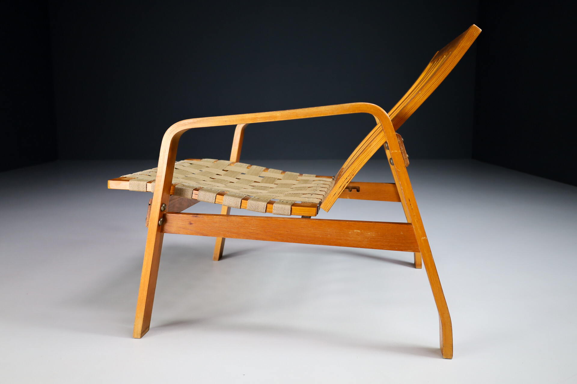 Mid century modern Pair of Adjustable Lounge Chairs in Oak / Bentwood and Canvas Straps France 1950s Mid-20th century