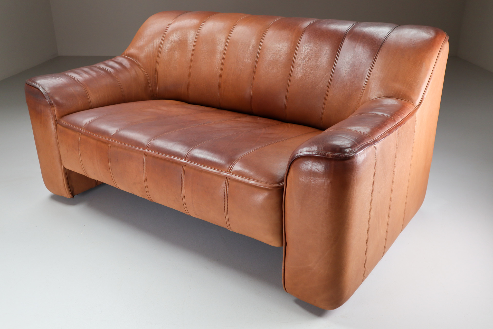 Mid century modern Patinated De Sede DS 44 Leather 2 seat sofa , Switzerland 1970s Mid-20th century