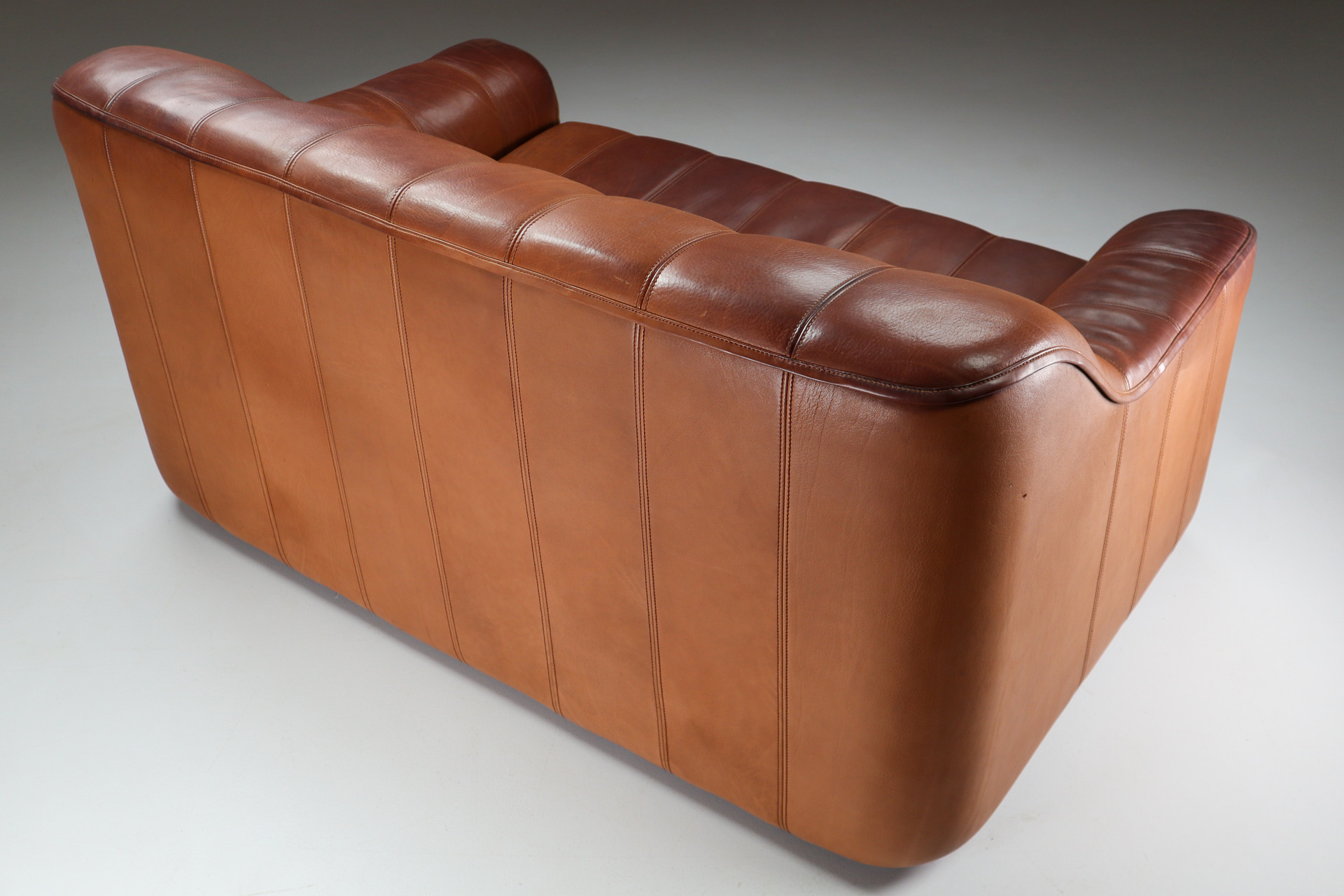 Mid century modern Patinated De Sede DS 44 Leather 2 seat sofa , Switzerland 1970s Mid-20th century